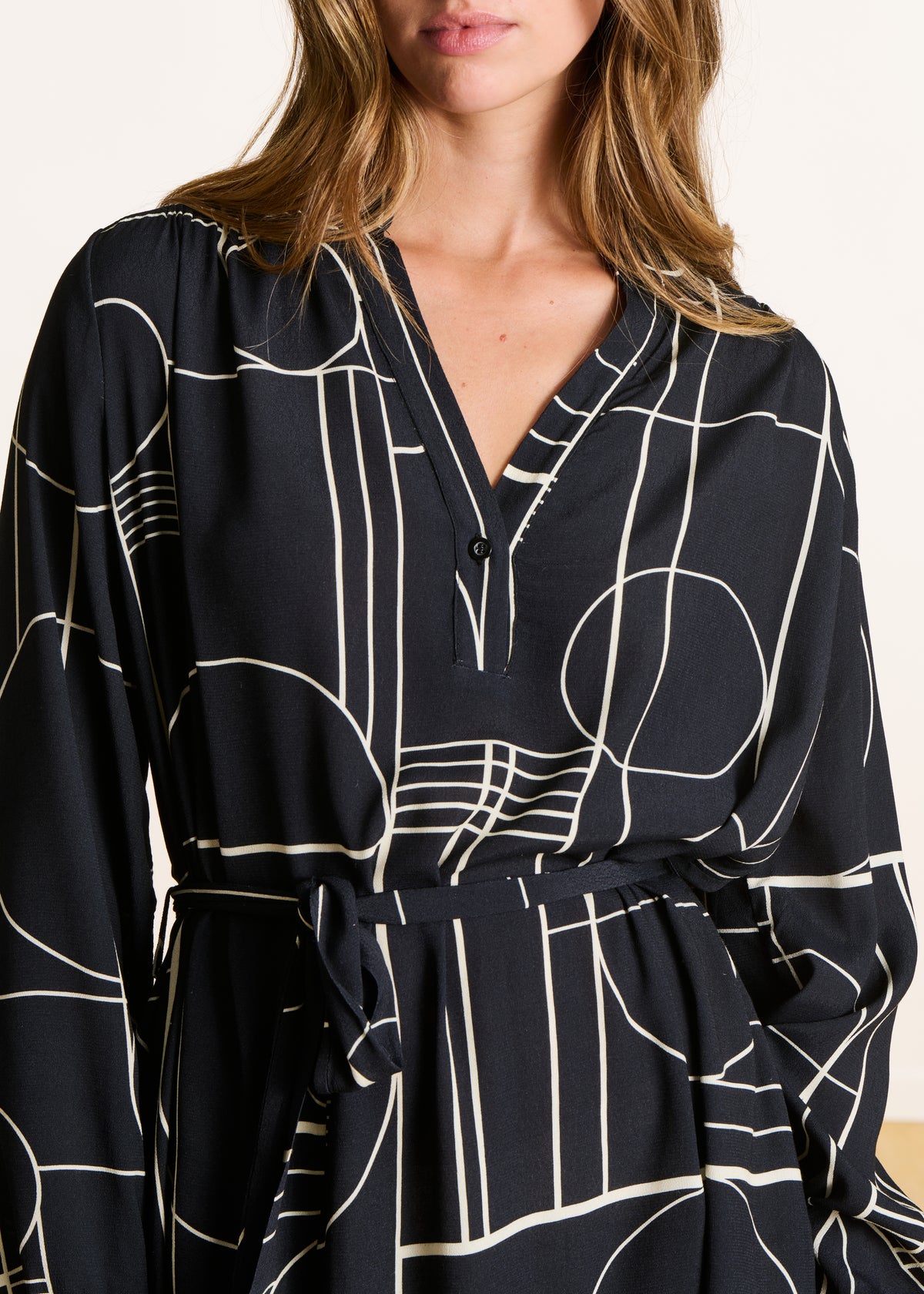 Schwarzes kurzes Kleid mit Gürtel und Print