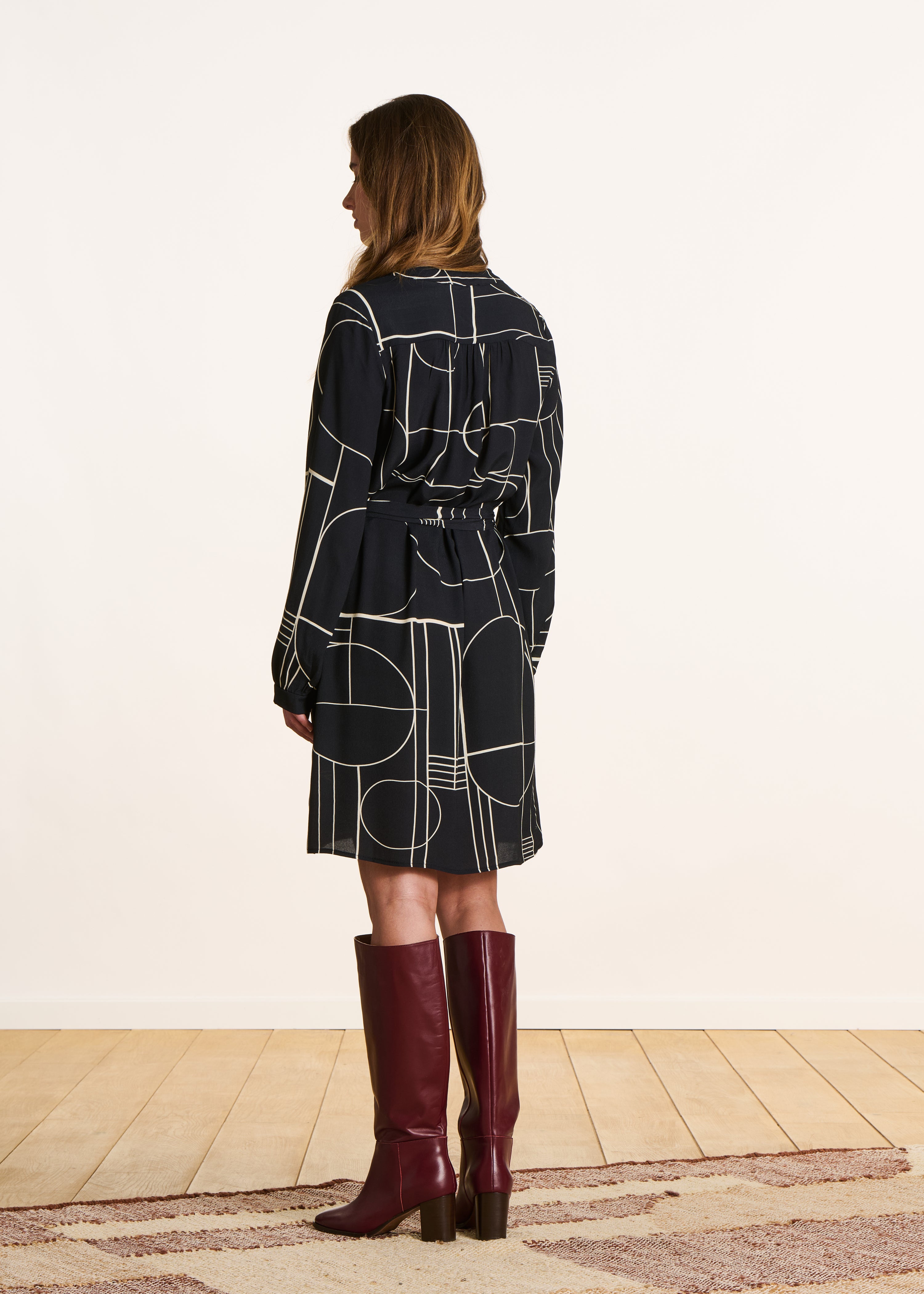 Schwarzes kurzes Kleid mit Gürtel und Print