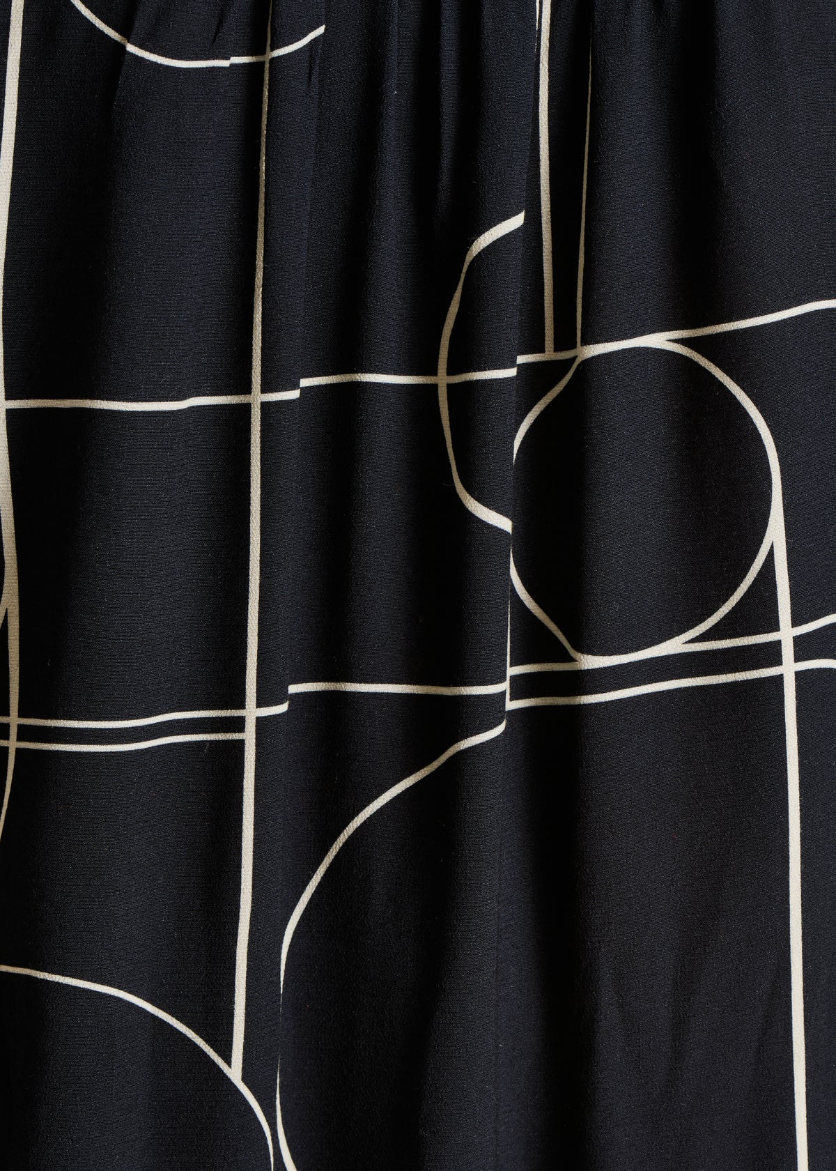 Schwarzes kurzes Kleid mit Gürtel und Print