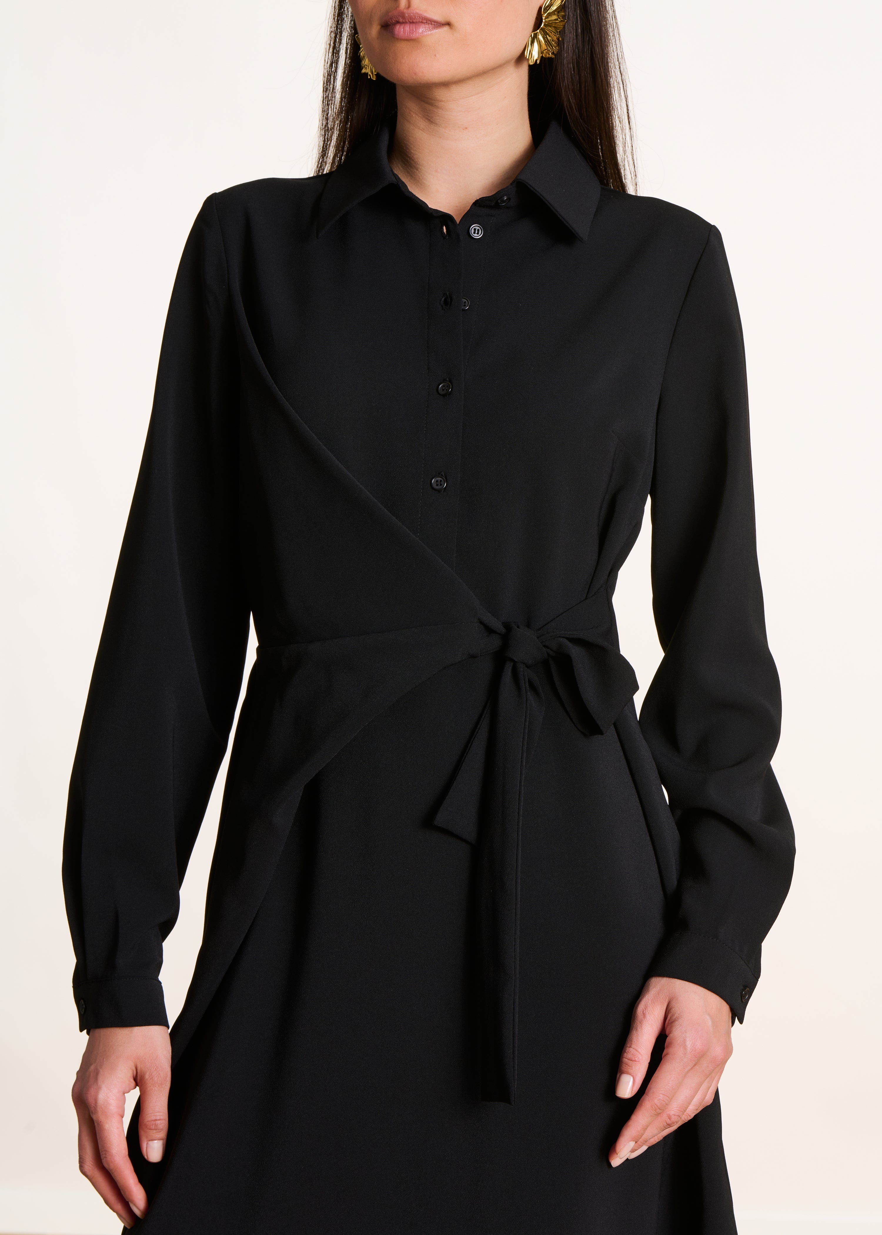 Robe chemise courte noire à manches longues