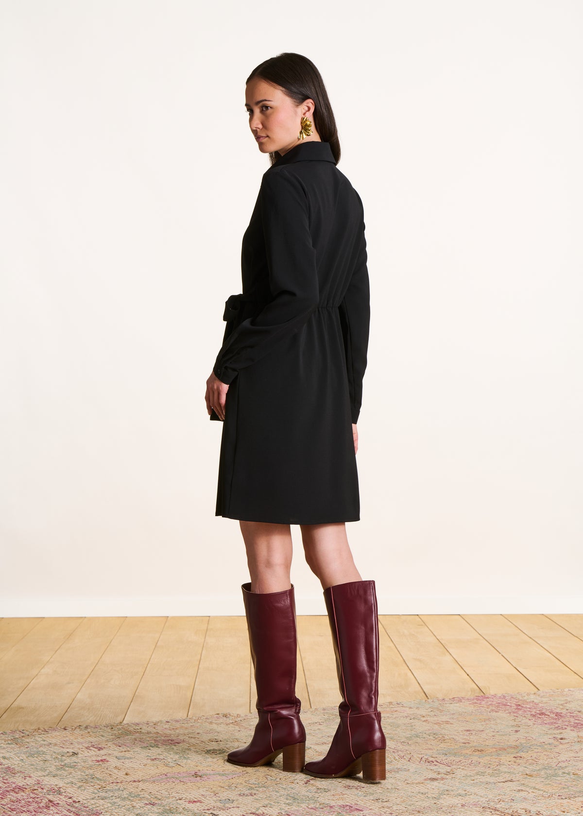Robe chemise courte noire à manches longues