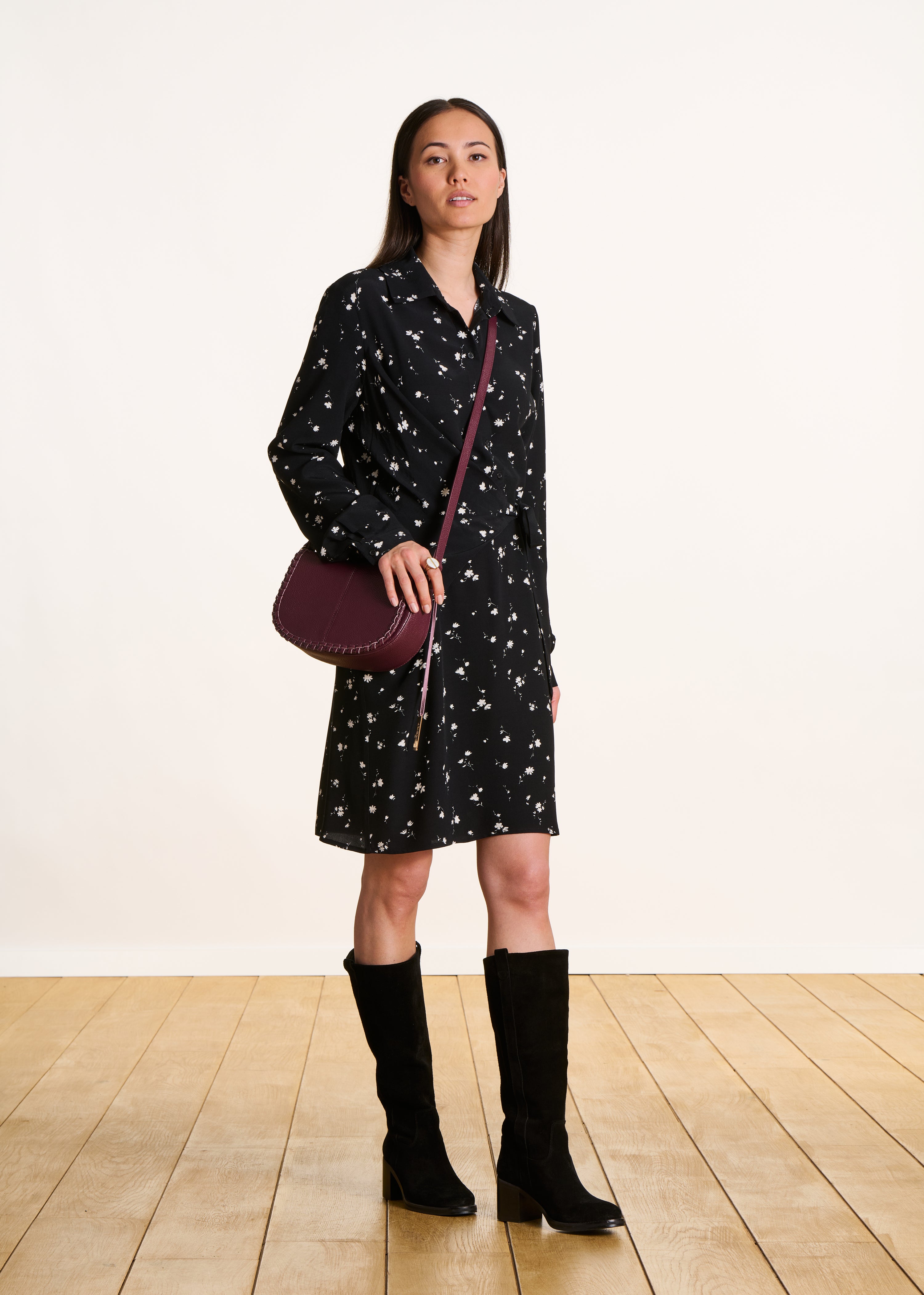 Kurzes schwarzes Hemdkleid mit Blumenmuster