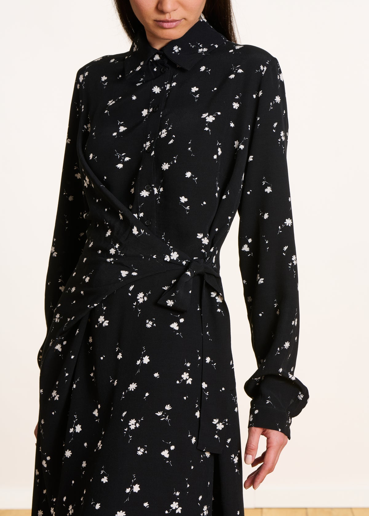 Kurzes schwarzes Hemdkleid mit Blumenmuster