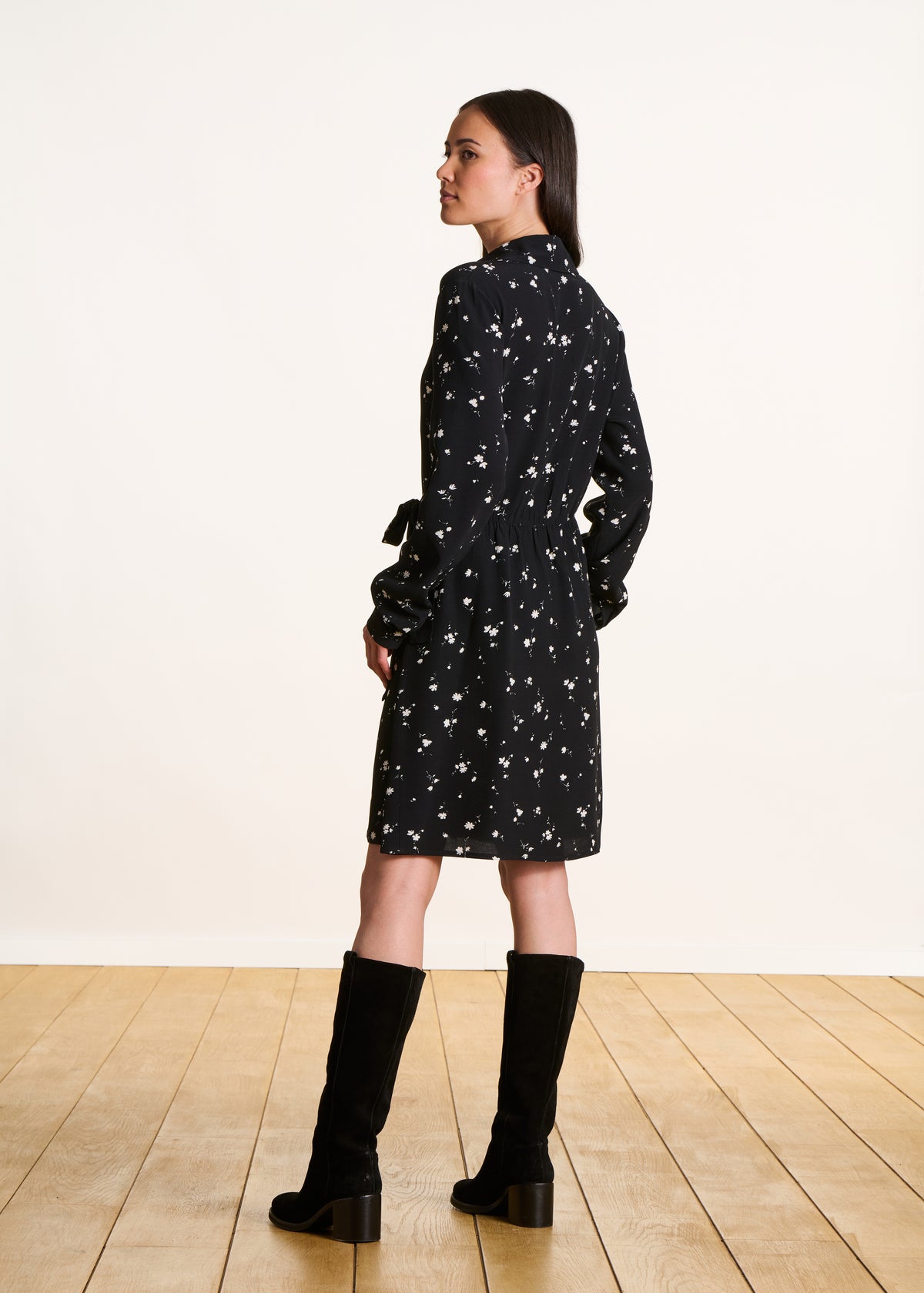 Kurzes schwarzes Hemdkleid mit Blumenmuster