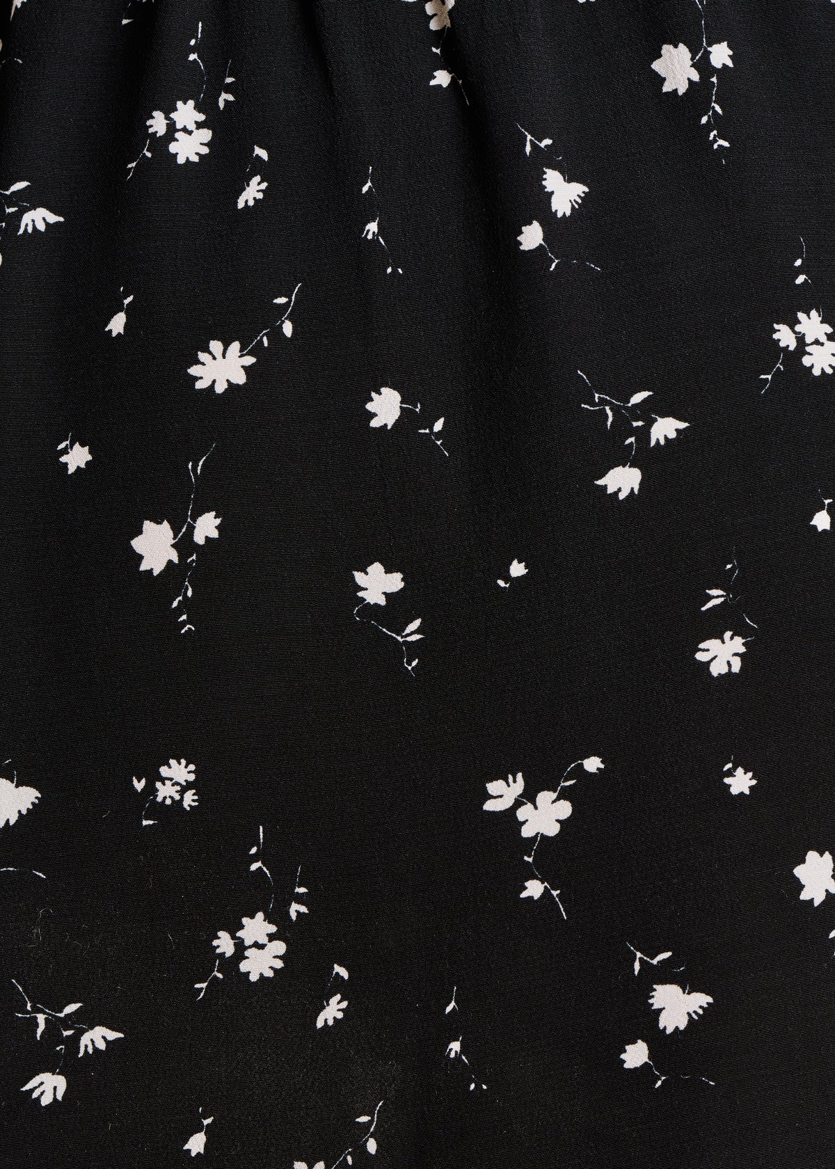 Kurzes schwarzes Hemdkleid mit Blumenmuster