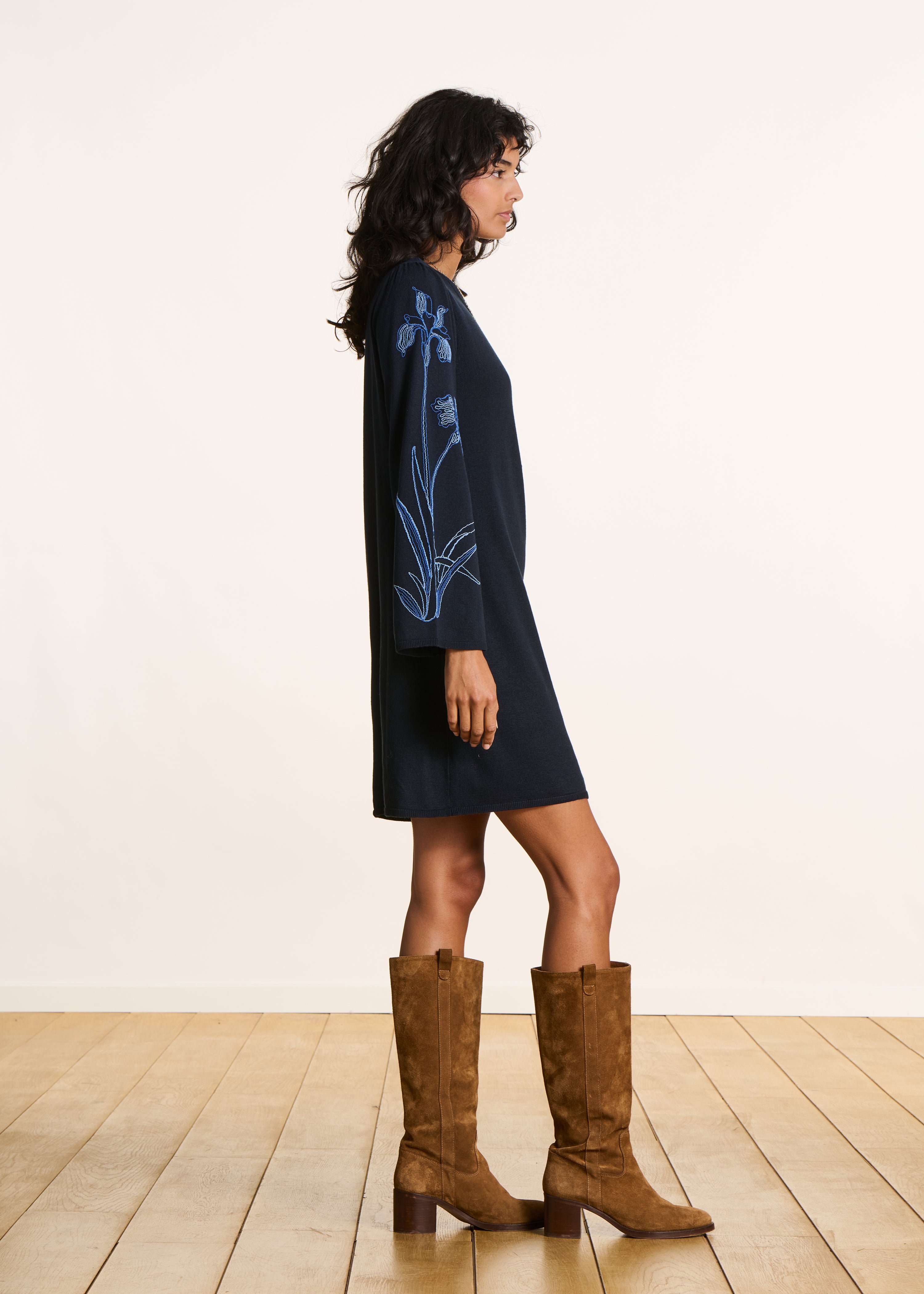 Short dress in fine dark blue knit with embroidery