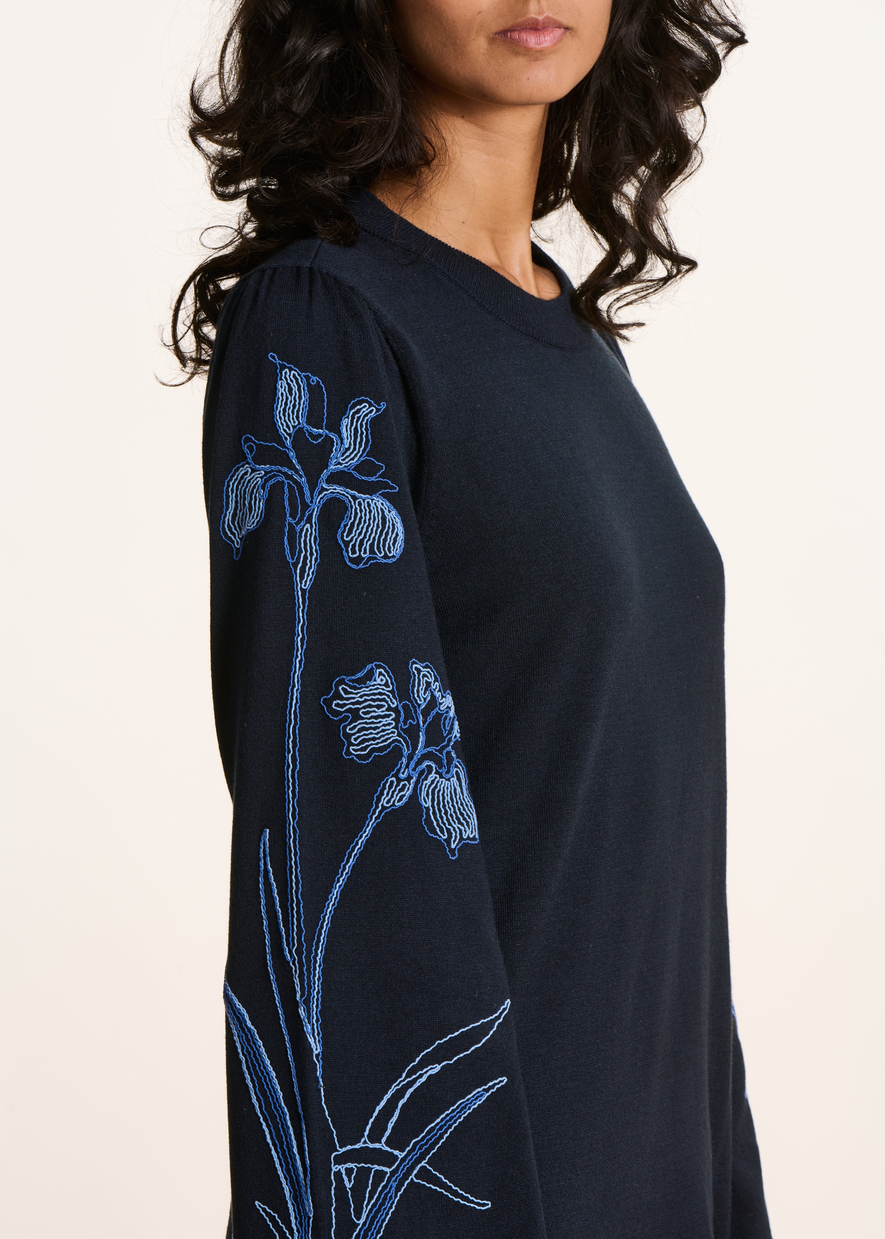 Short dress in fine dark blue knit with embroidery