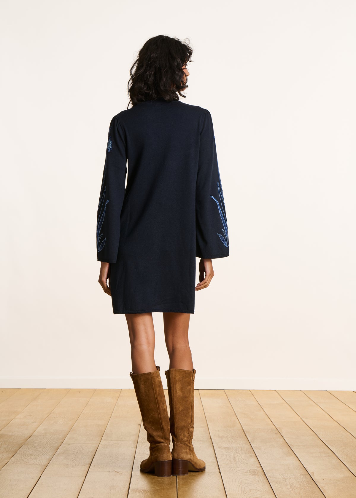Short dress in fine dark blue knit with embroidery