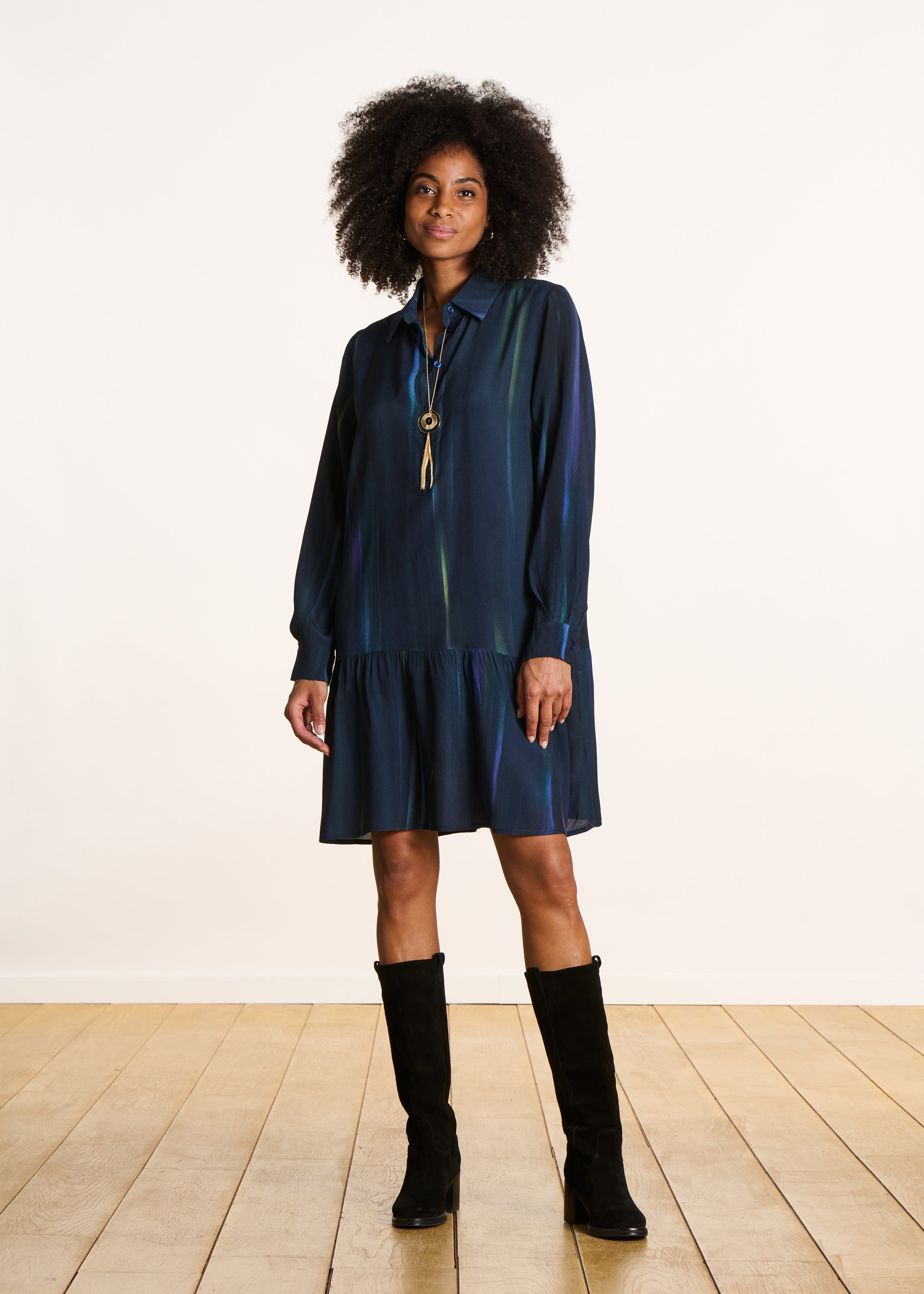 Kurzes Hemdkleid in irisierendem Dunkelblau
