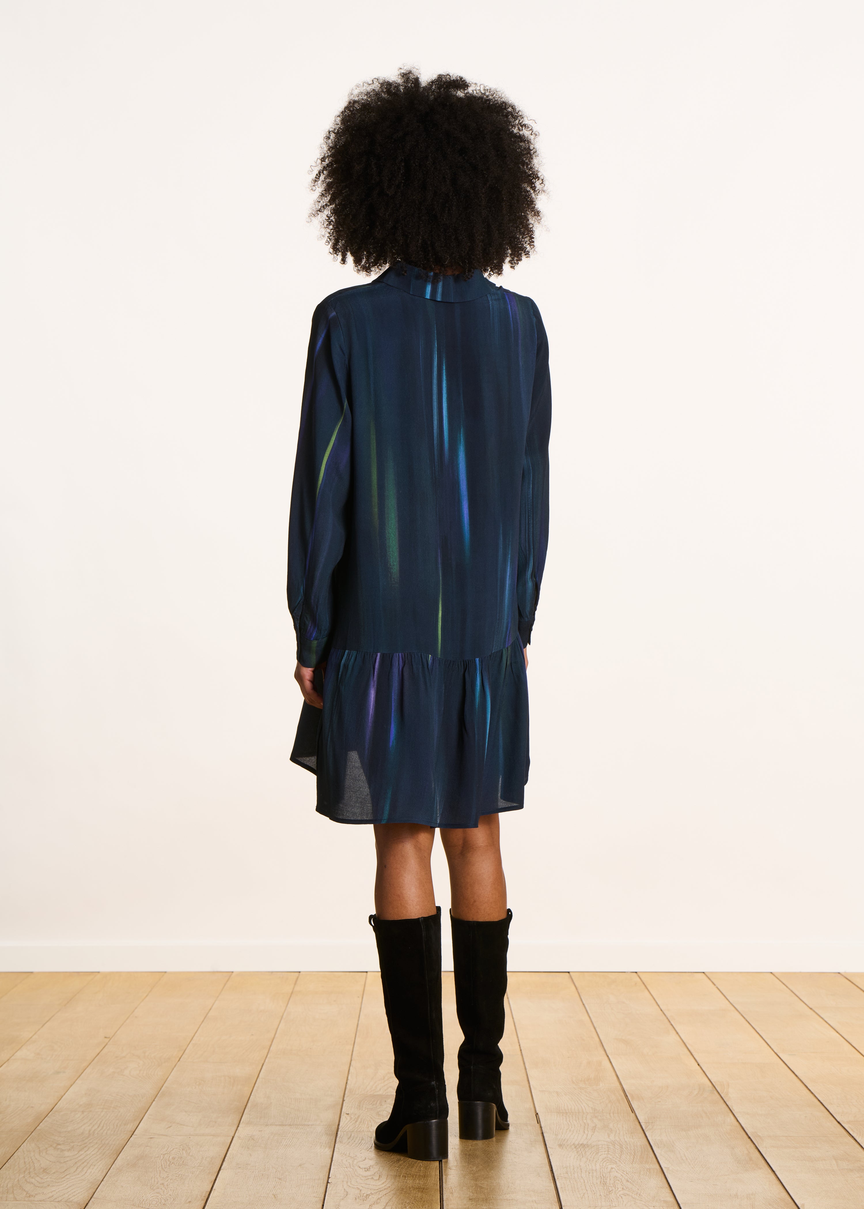 Kurzes Hemdkleid in irisierendem Dunkelblau