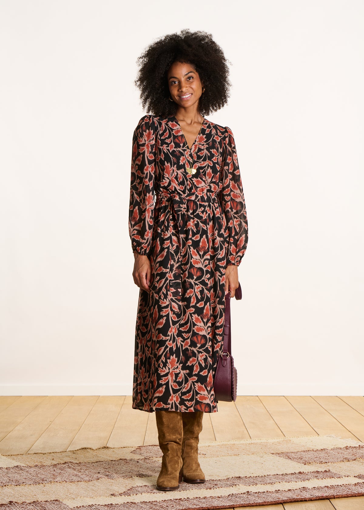 Schwarzes, tailliertes, langes Wickelkleid mit Print