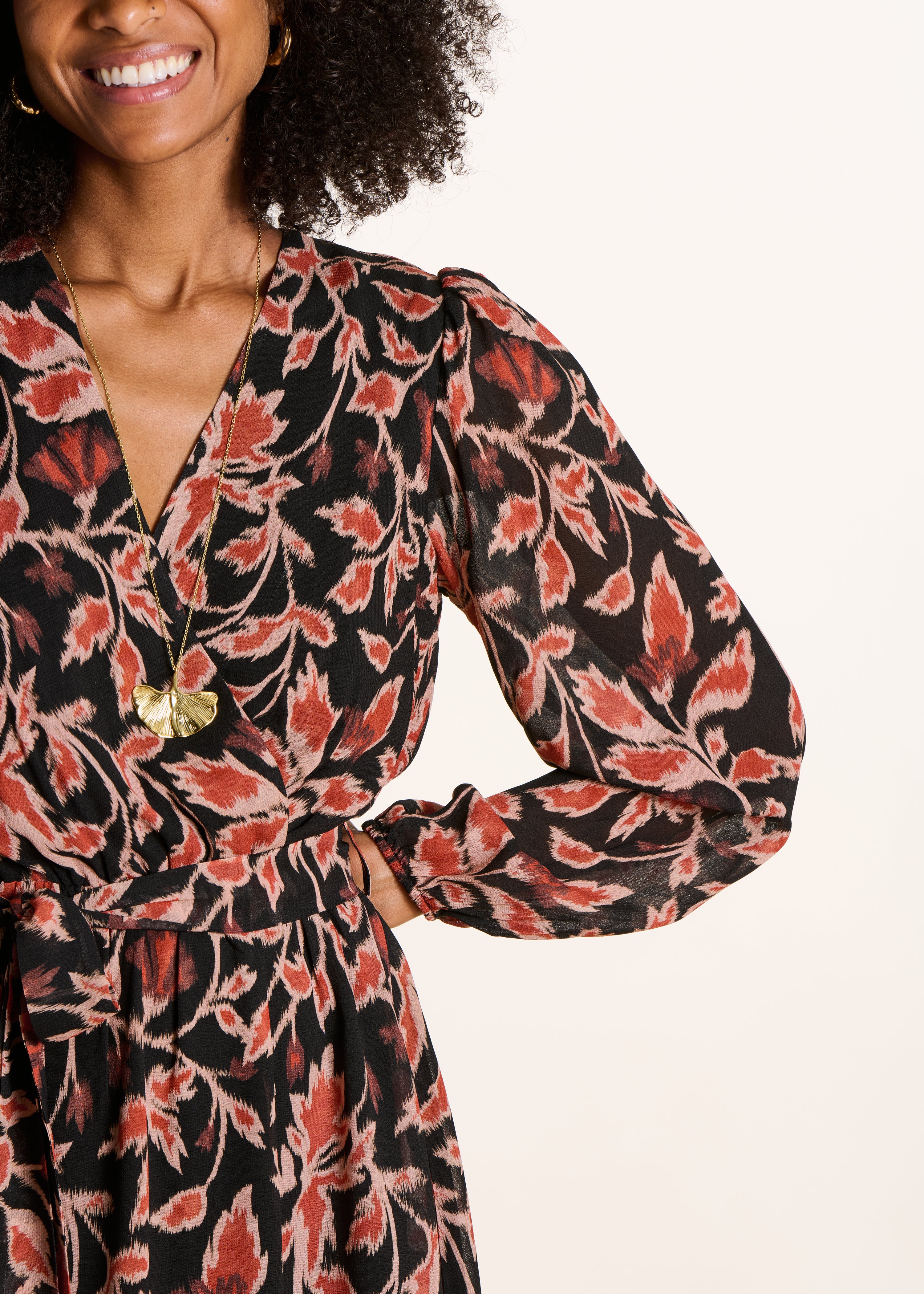 Schwarzes, tailliertes, langes Wickelkleid mit Print