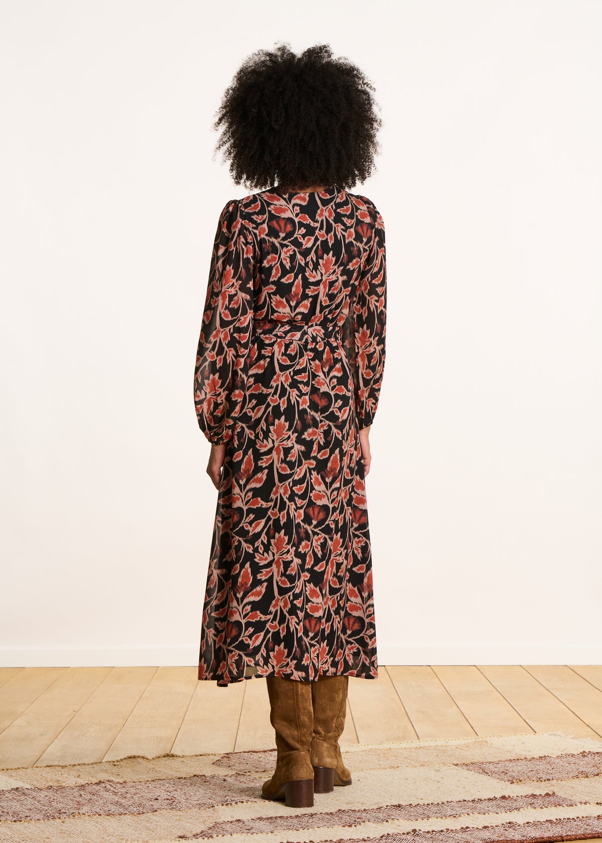 Schwarzes, tailliertes, langes Wickelkleid mit Print