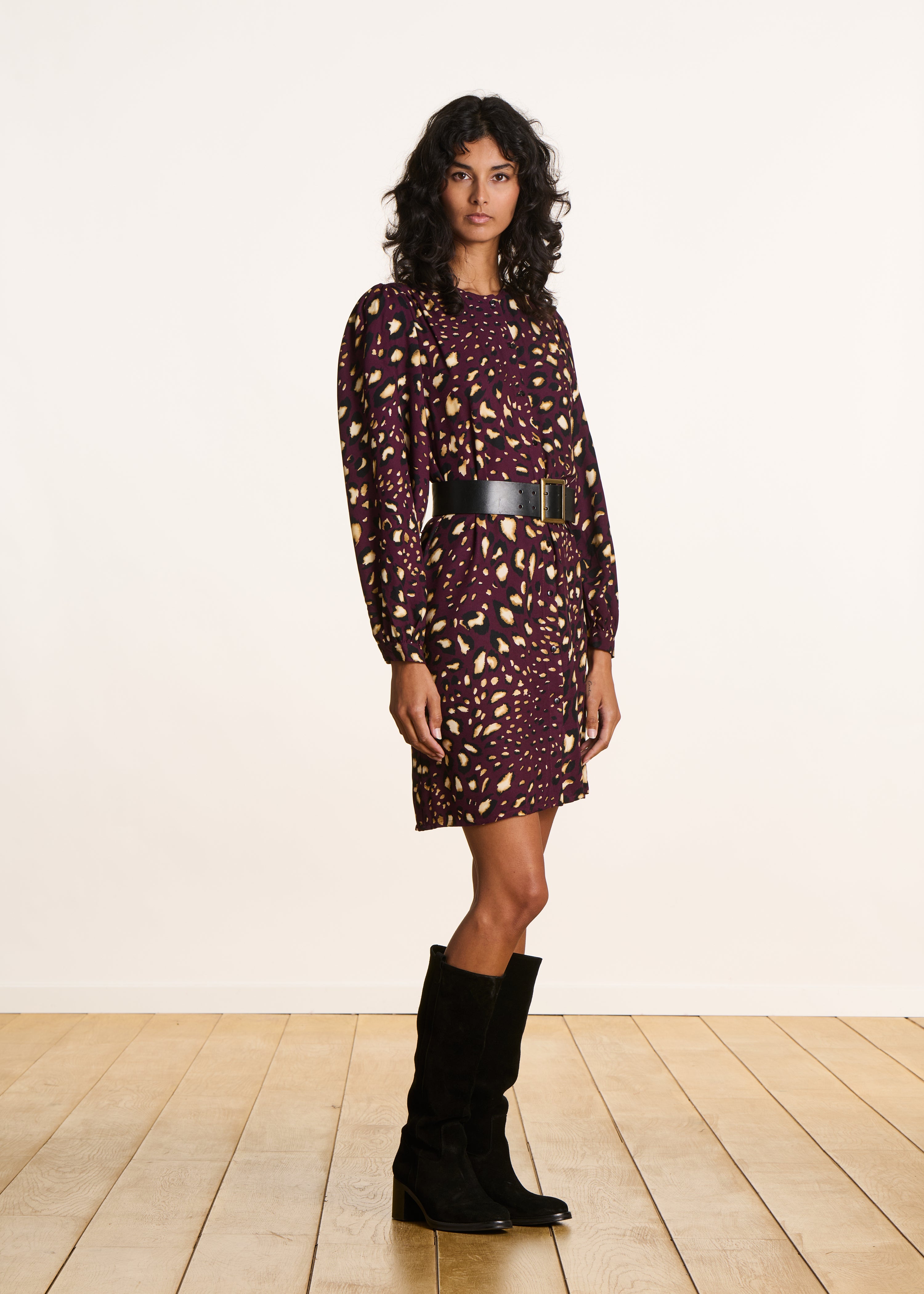 Short buttoned dress with burgundy leopard print