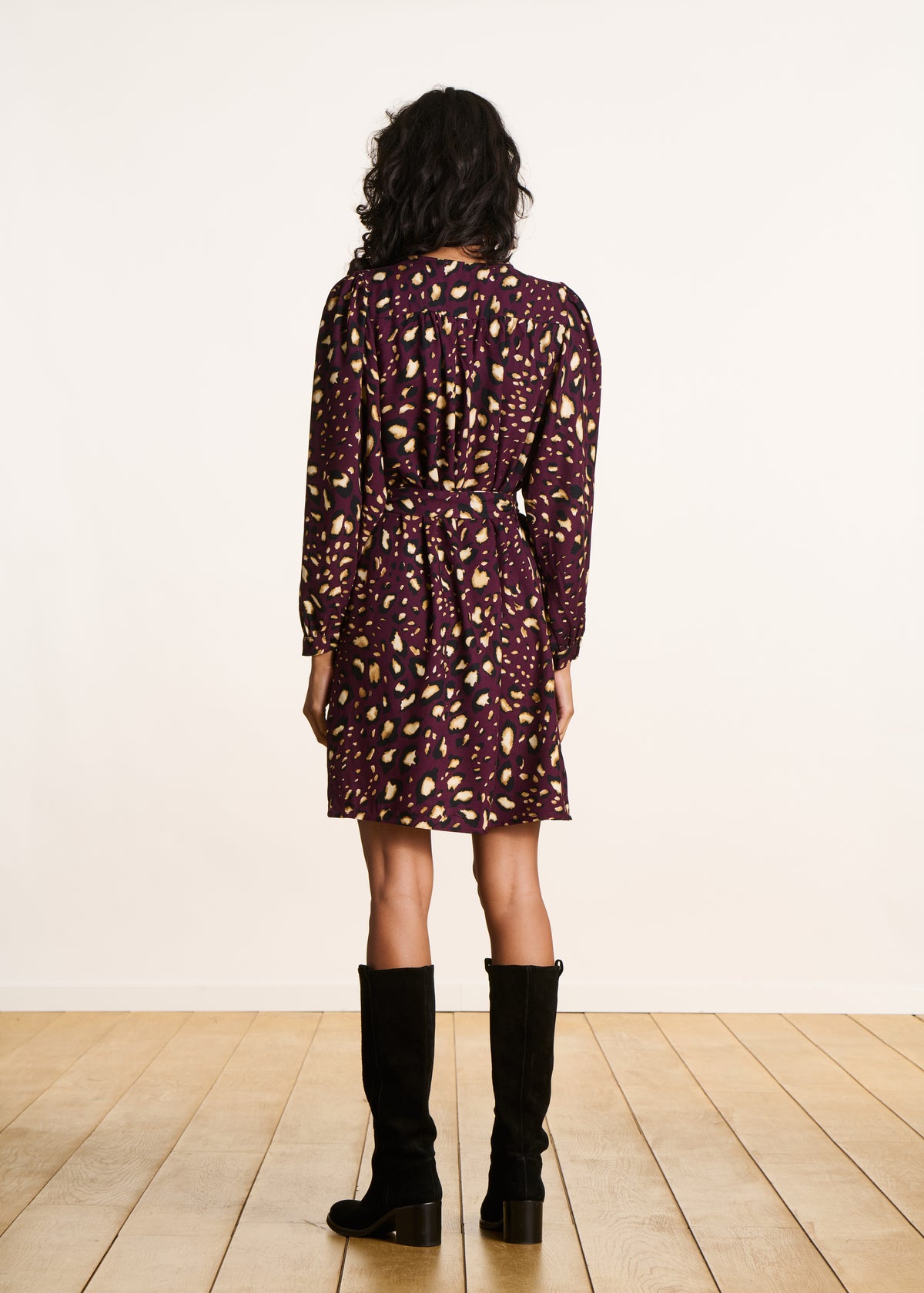 Short buttoned dress with burgundy leopard print