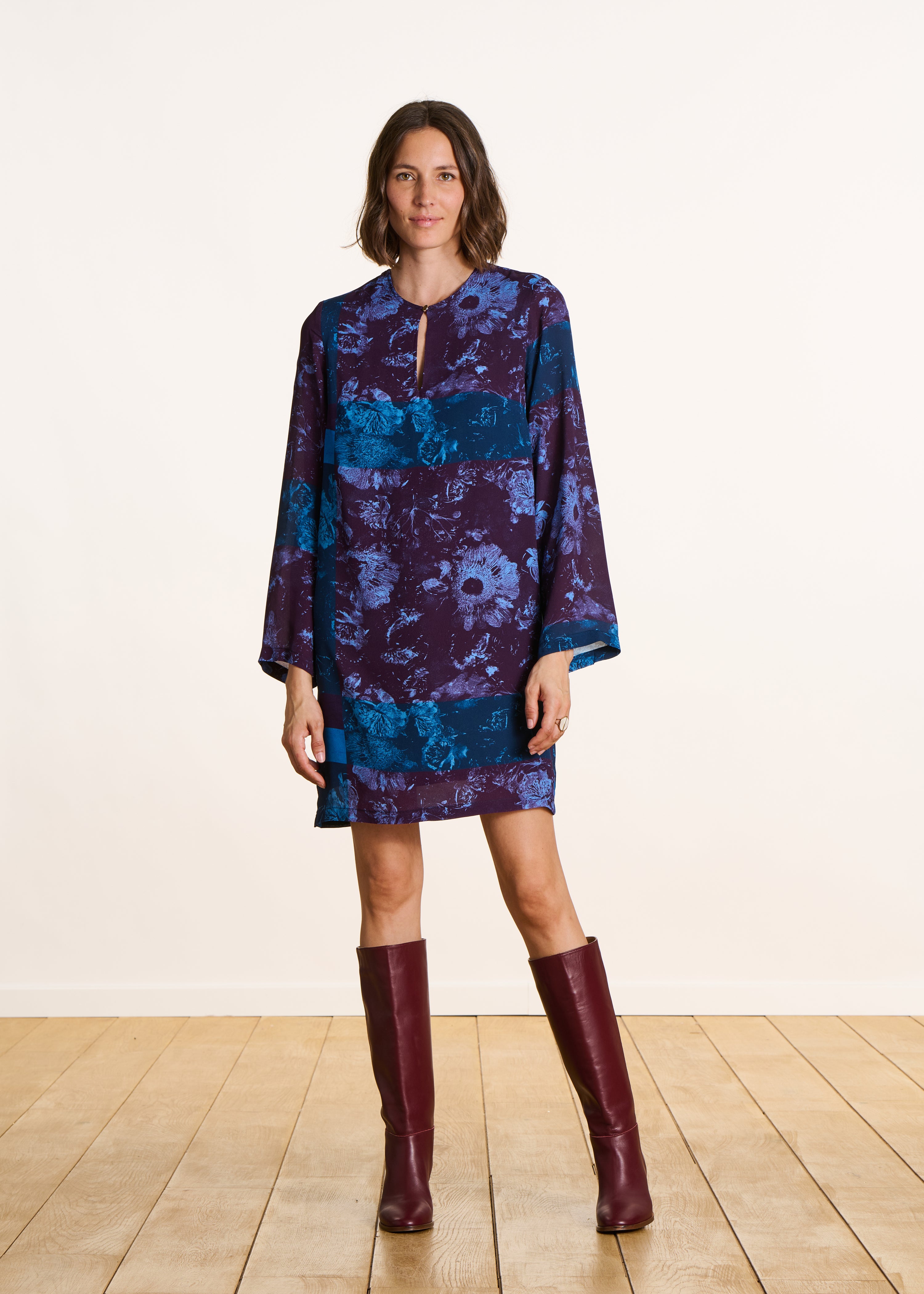 Short fluid dress blue and plum with print long sleeves - La Fe Maraboute Short fluid dress blue and plum with print long sleeves - La Fe Maraboute