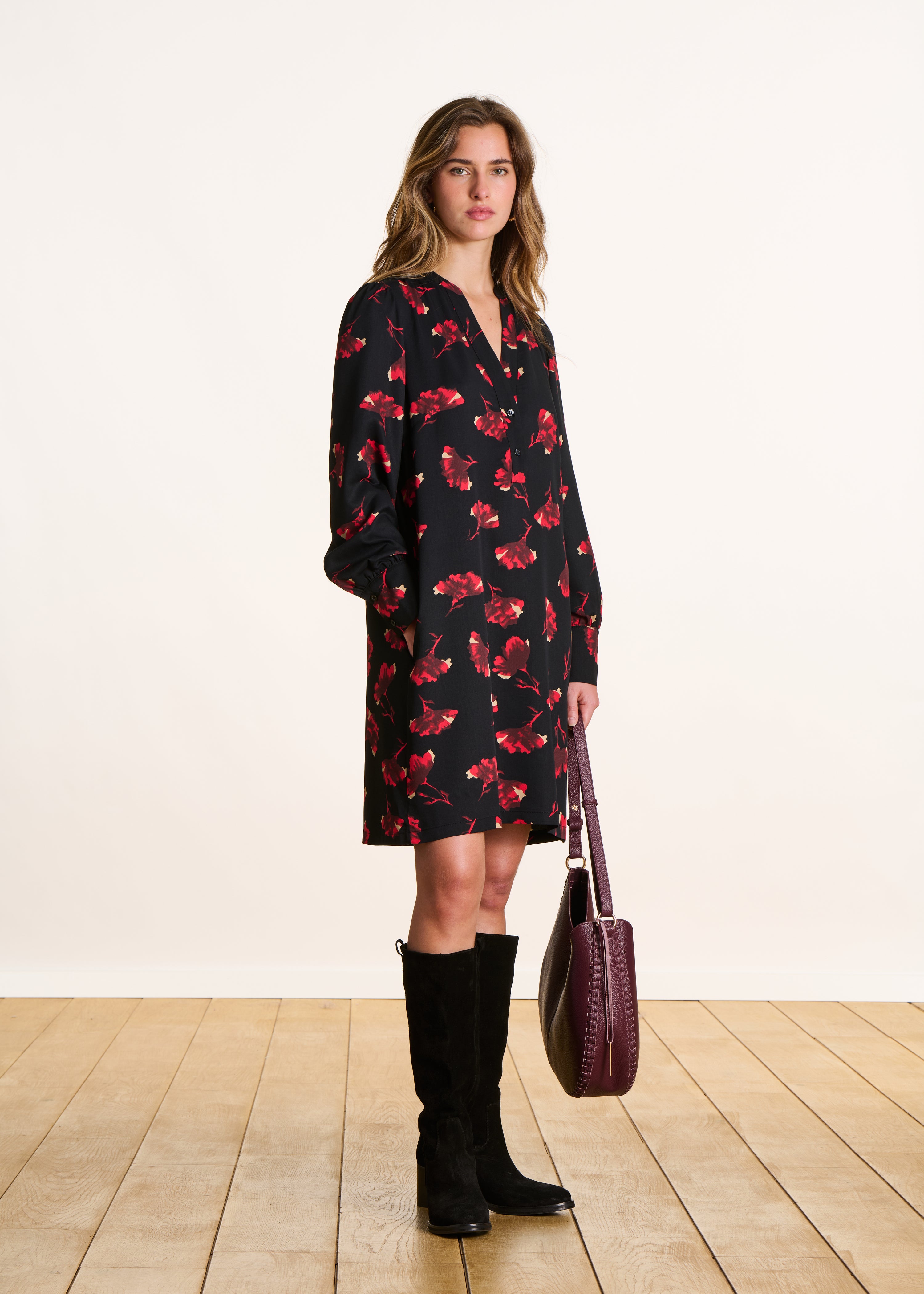 Robe courte fleurie noir et rouge manches longues La FΓ©e MaraboutΓ©e