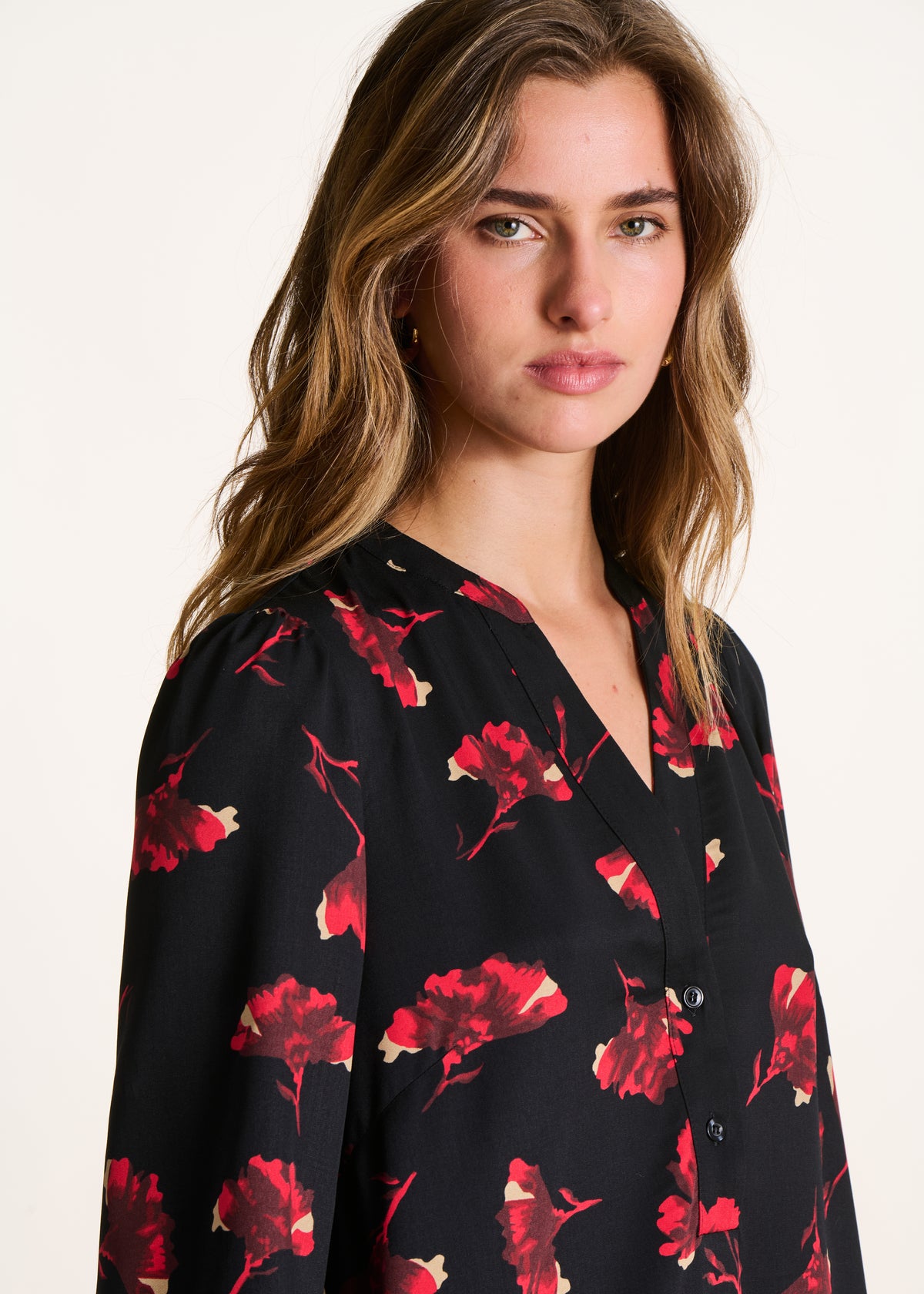 Korte bloemenjurk zwart en rood met lange mouwen
