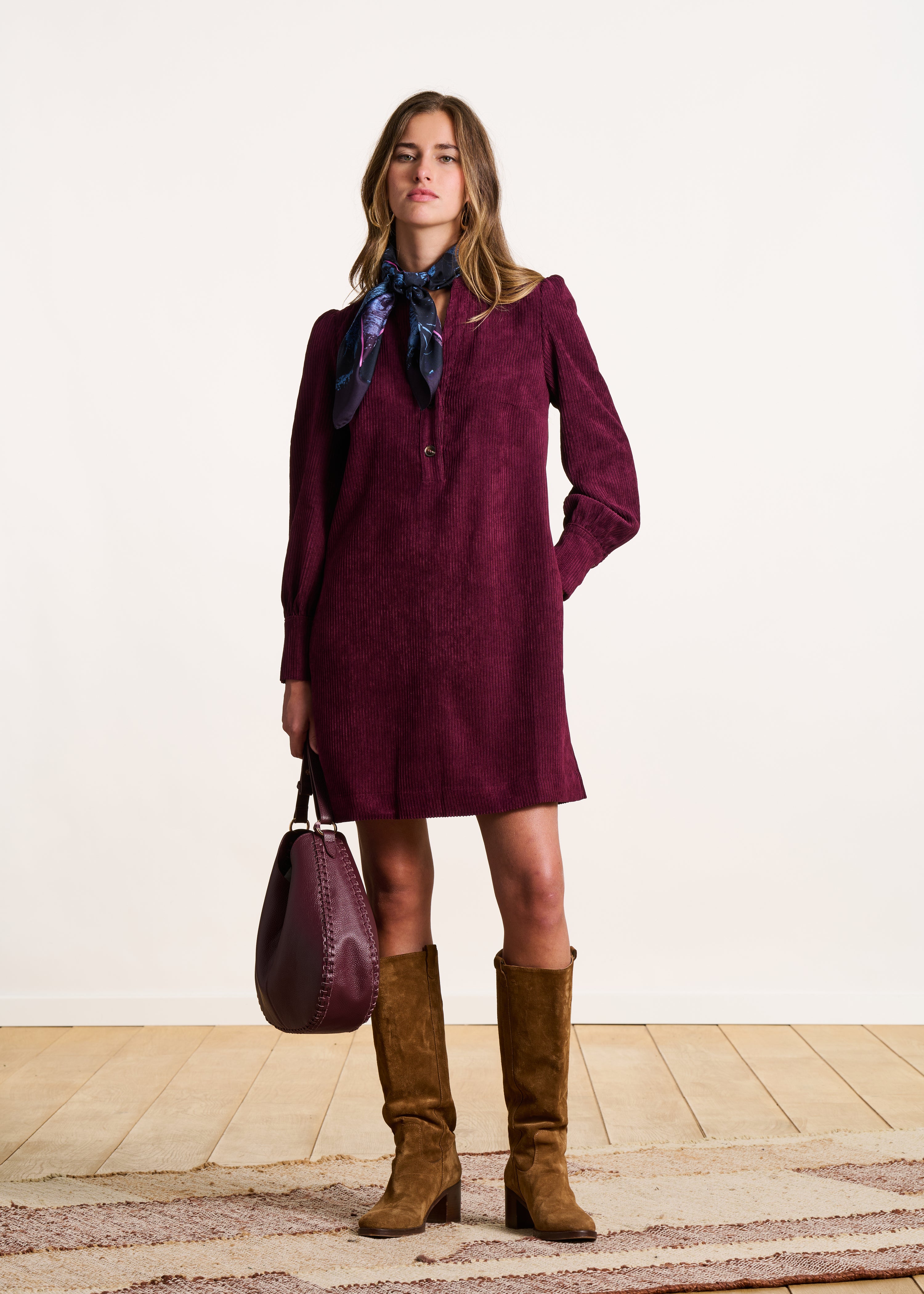 Bordeaux korte rechte jurk van ribfluweel met lange mouwen La