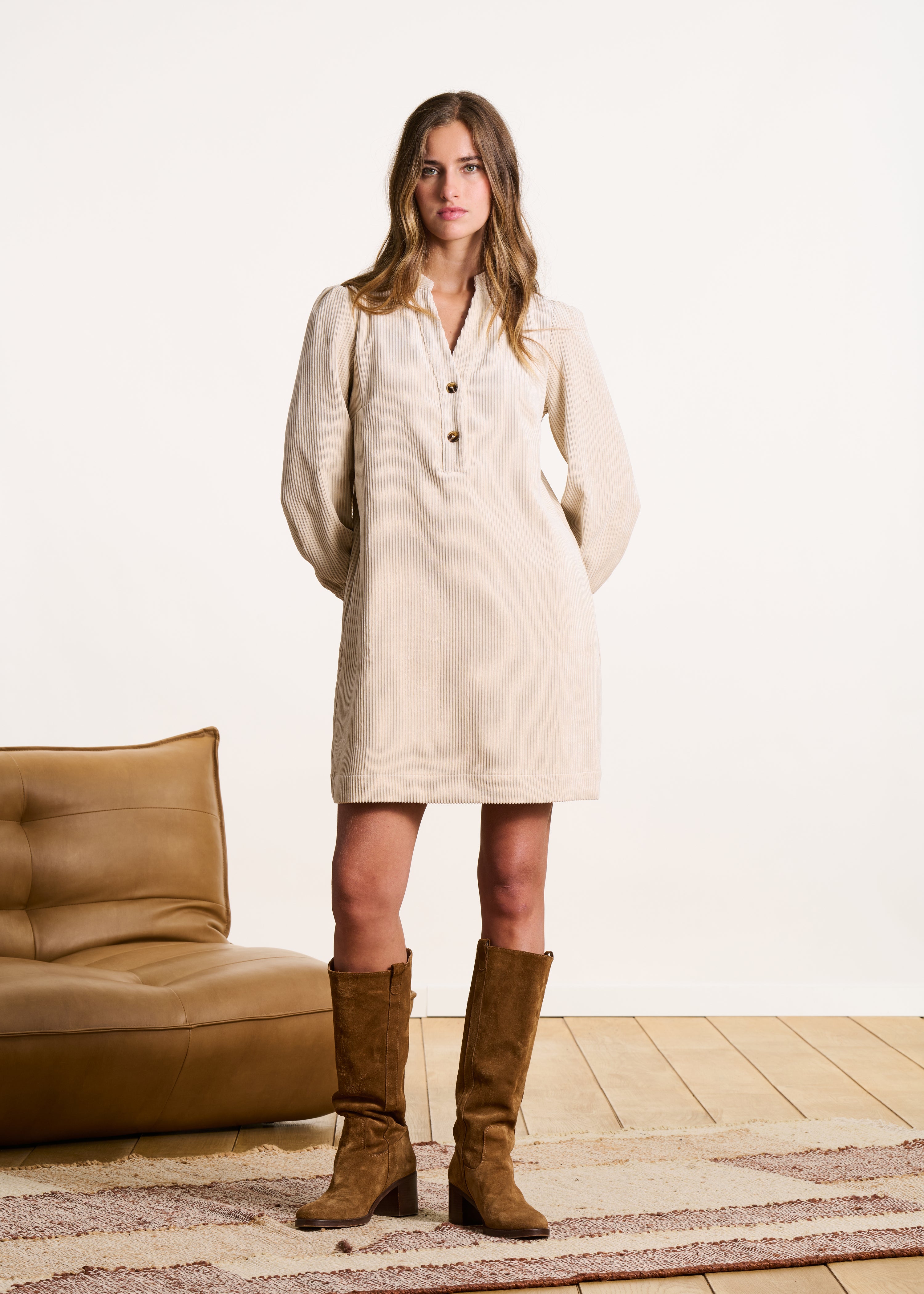 Kurzes, gerade geschnittenes Kleid in hellem Beige aus Cord mit langen Ärmeln