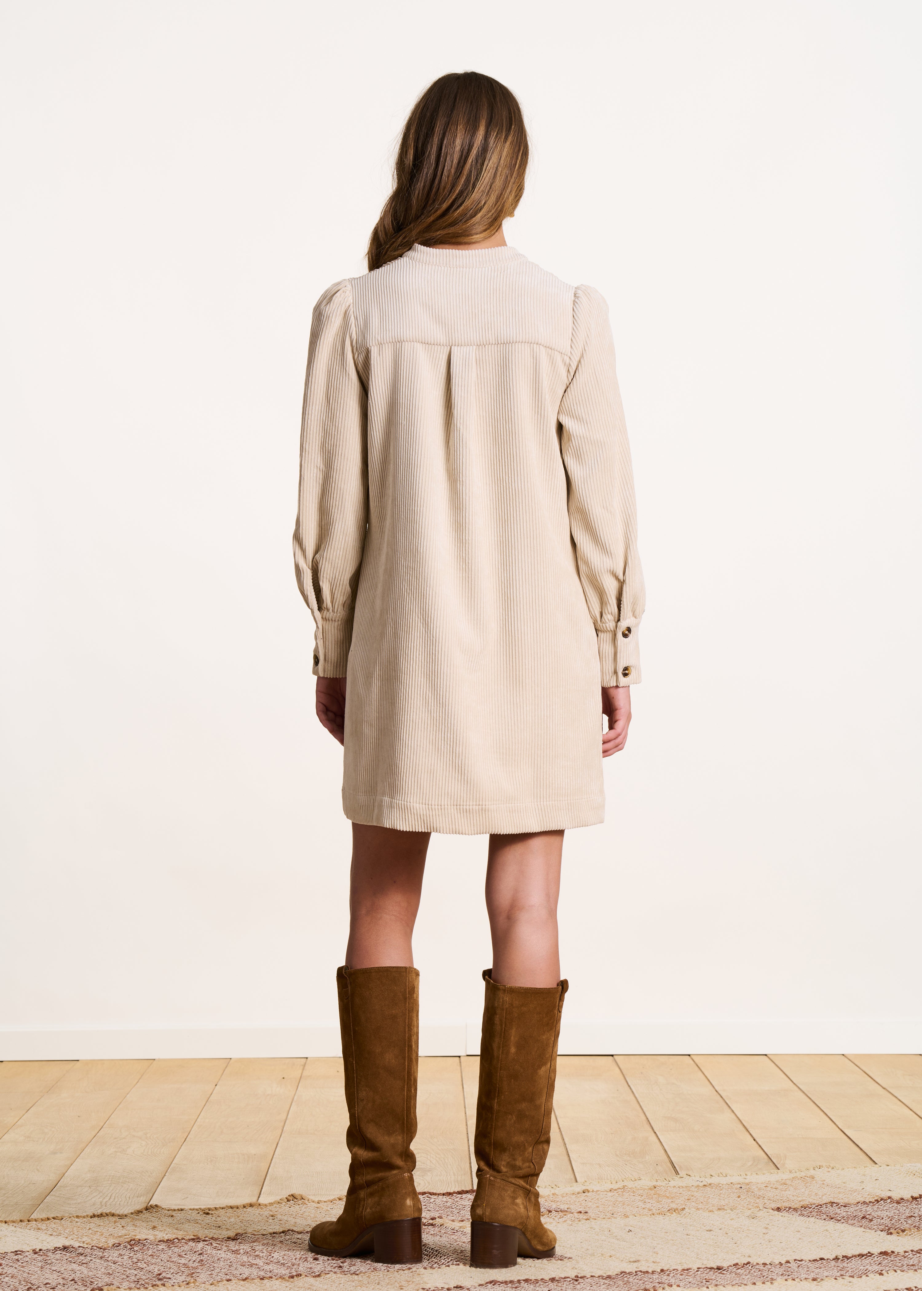Kurzes, gerade geschnittenes Kleid in hellem Beige aus Cord mit langen Ärmeln