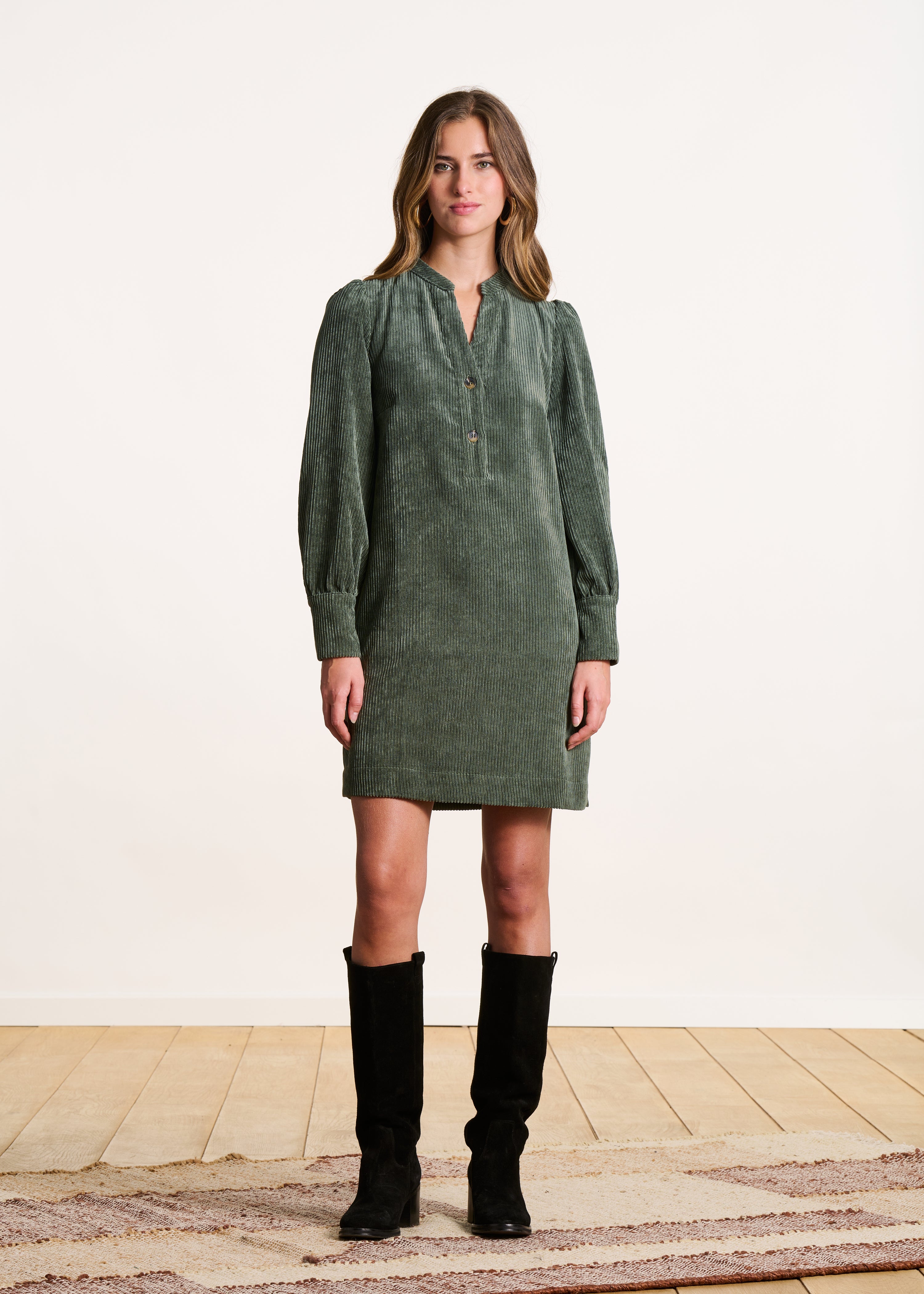 Robe courte droite kaki en velours côtelé manches longues La Fée
