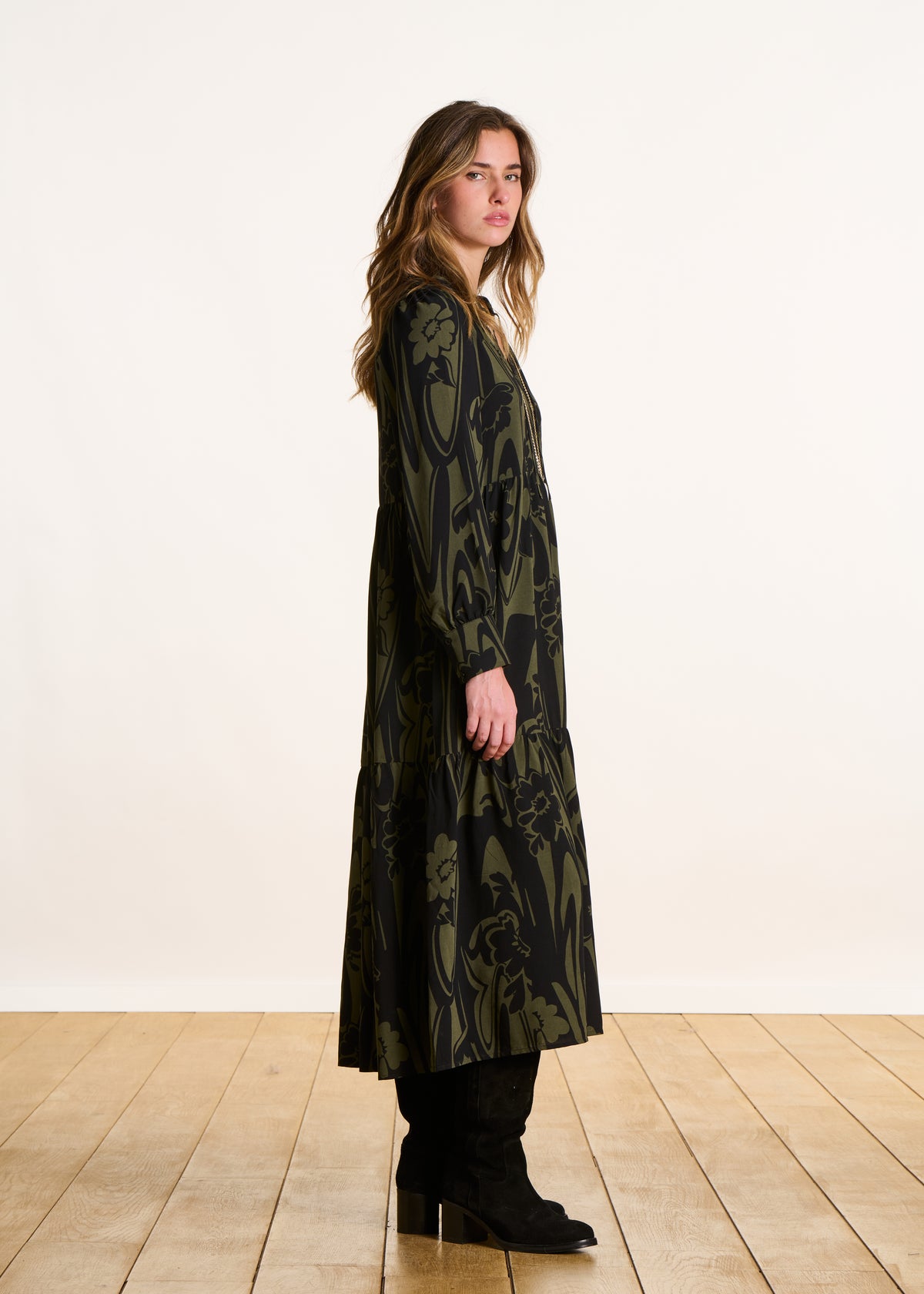 Langes Kleid mit khakifarbenem und schwarzem Print, lange Ärmel