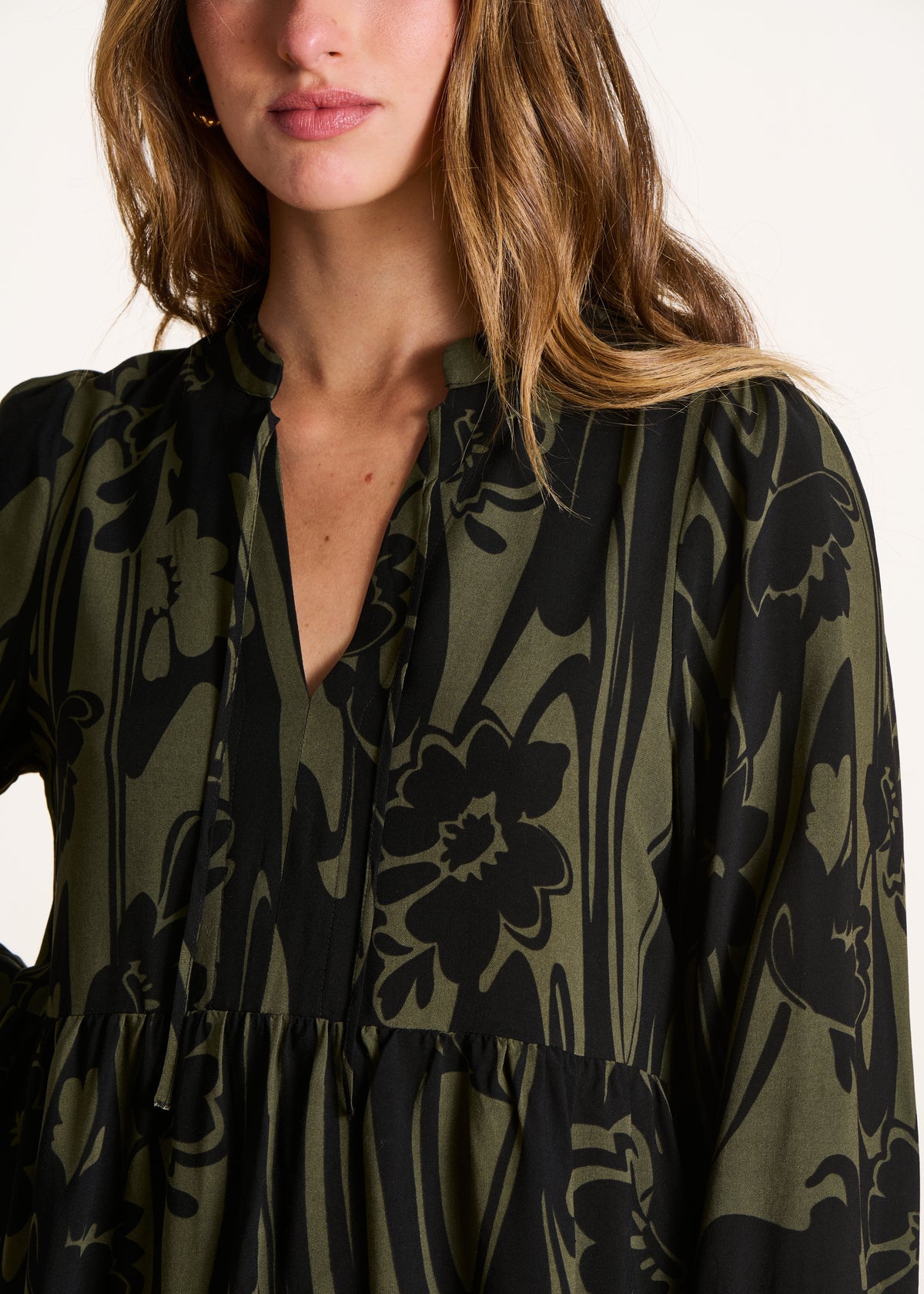 Langes Kleid mit khakifarbenem und schwarzem Print, lange Ärmel