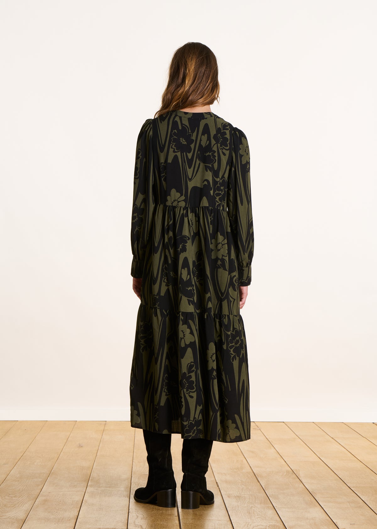 Langes Kleid mit khakifarbenem und schwarzem Print, lange Ärmel