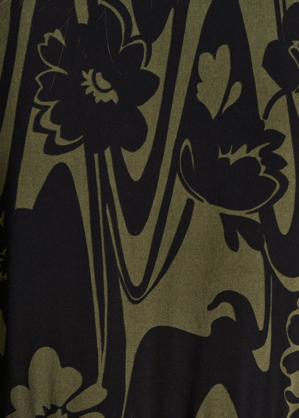 Langes Kleid mit khakifarbenem und schwarzem Print, lange Ärmel