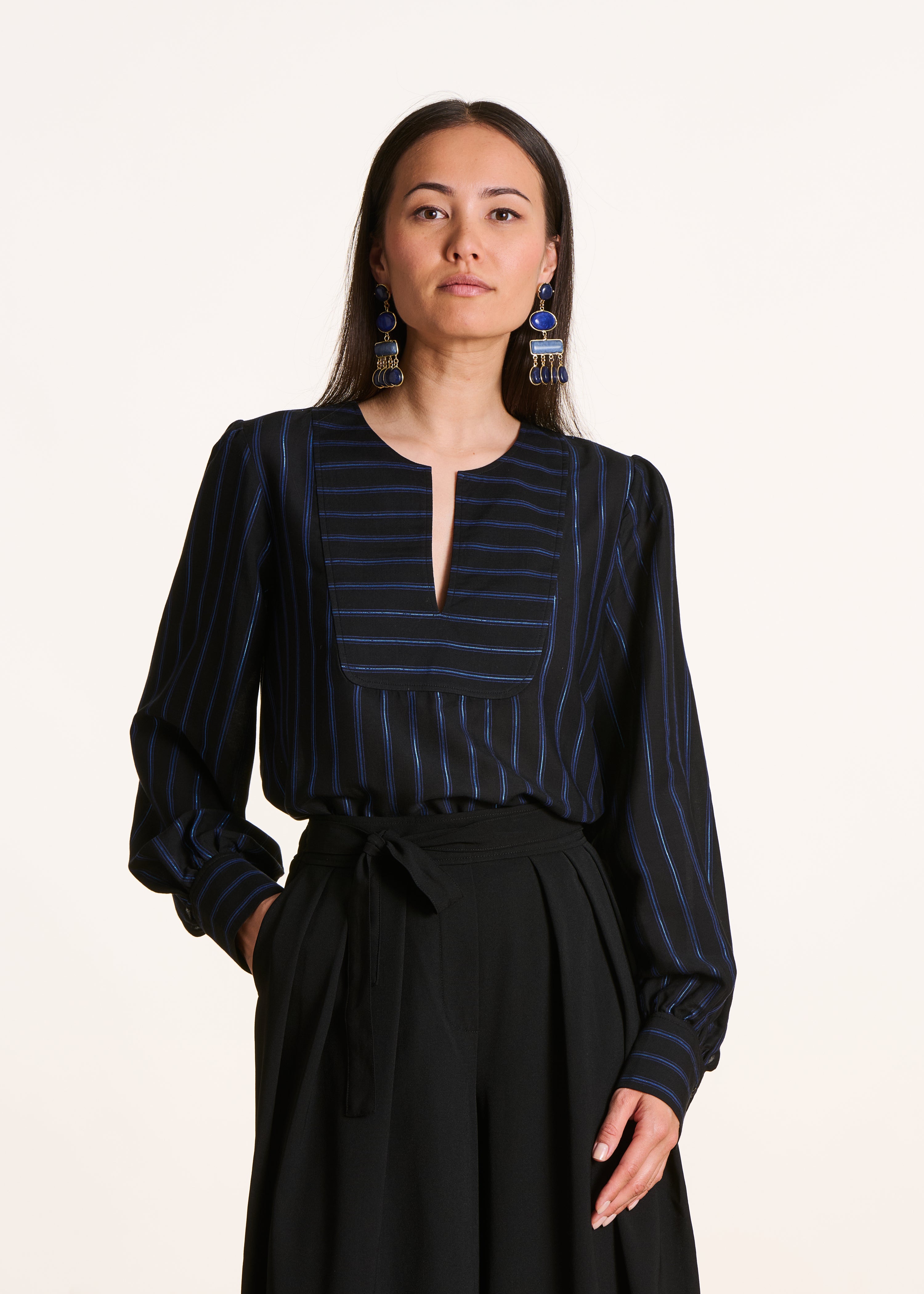 schwarz und blaues gestreiftes Top mit langen Ärmeln