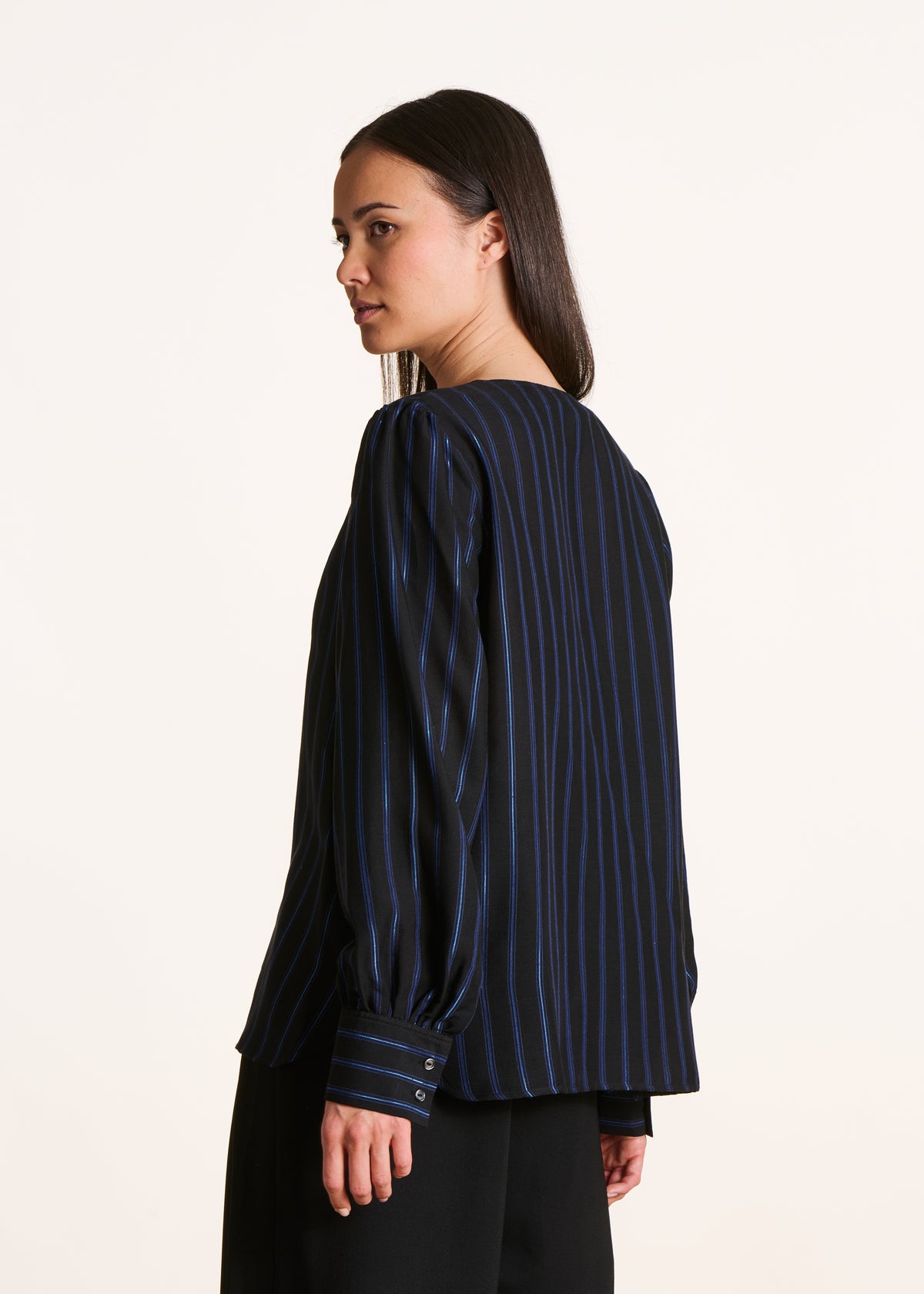 schwarz und blaues gestreiftes Top mit langen Ärmeln