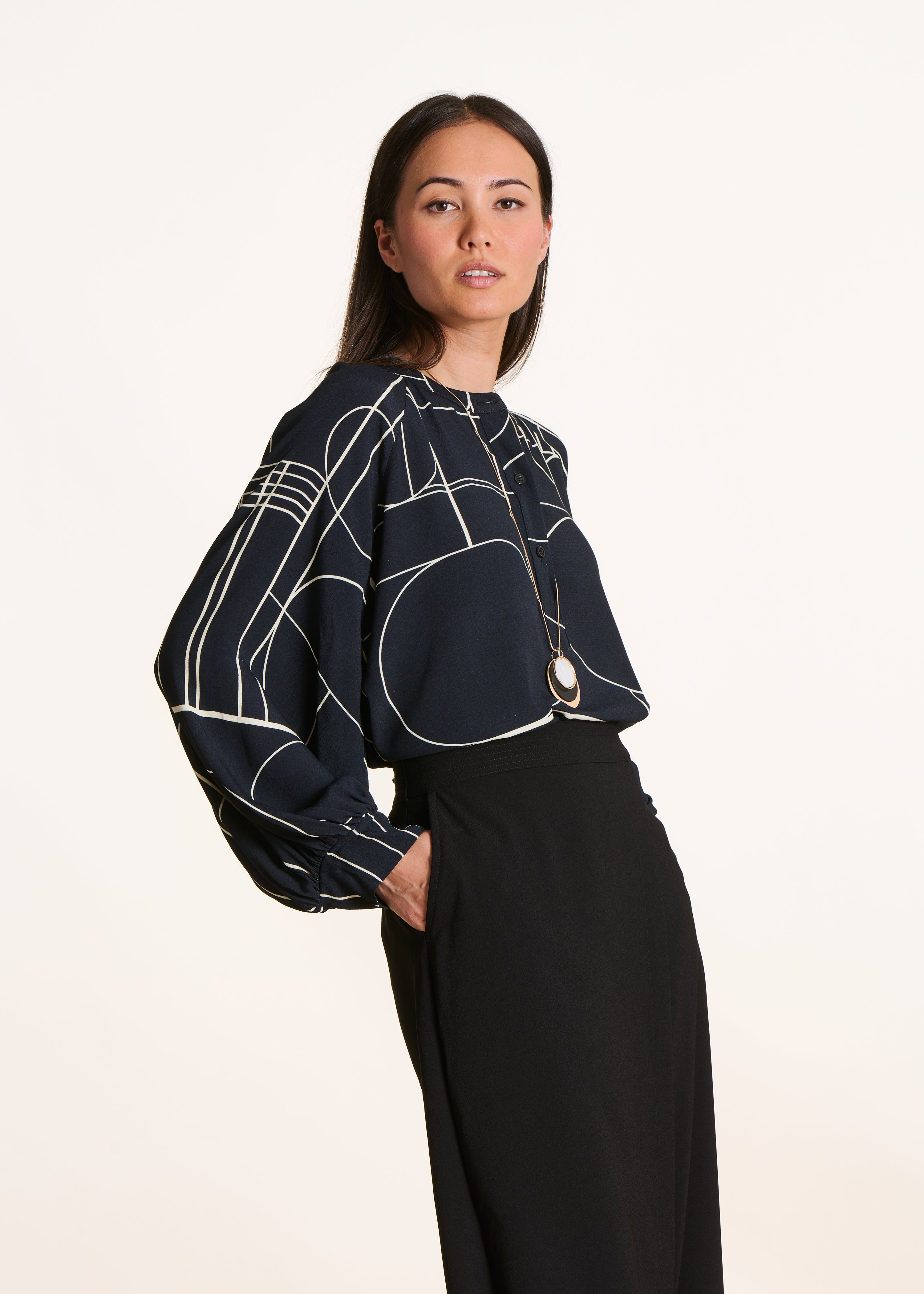 Top oversize nero maniche lunghe con stampa