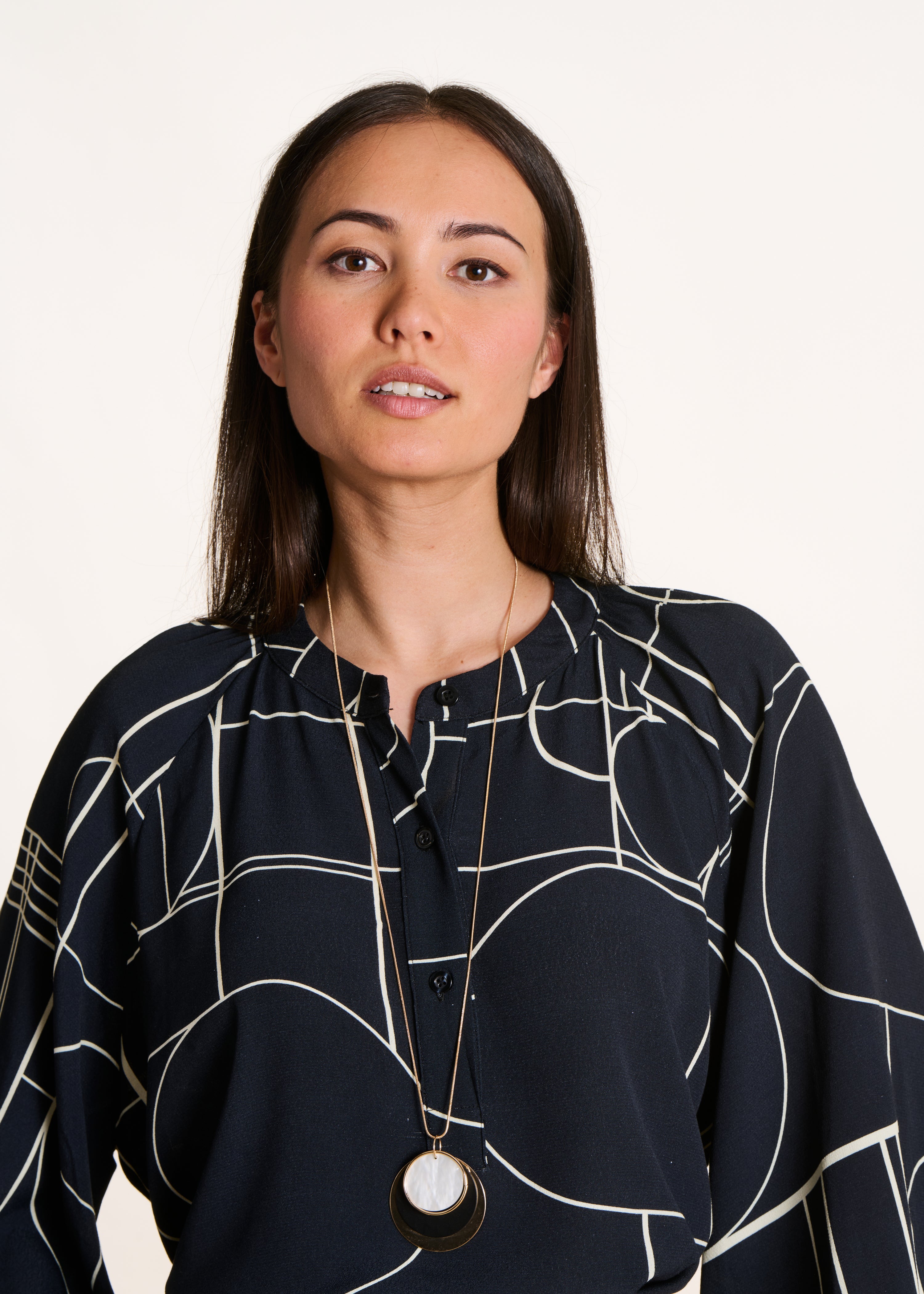 Top oversize nero maniche lunghe con stampa