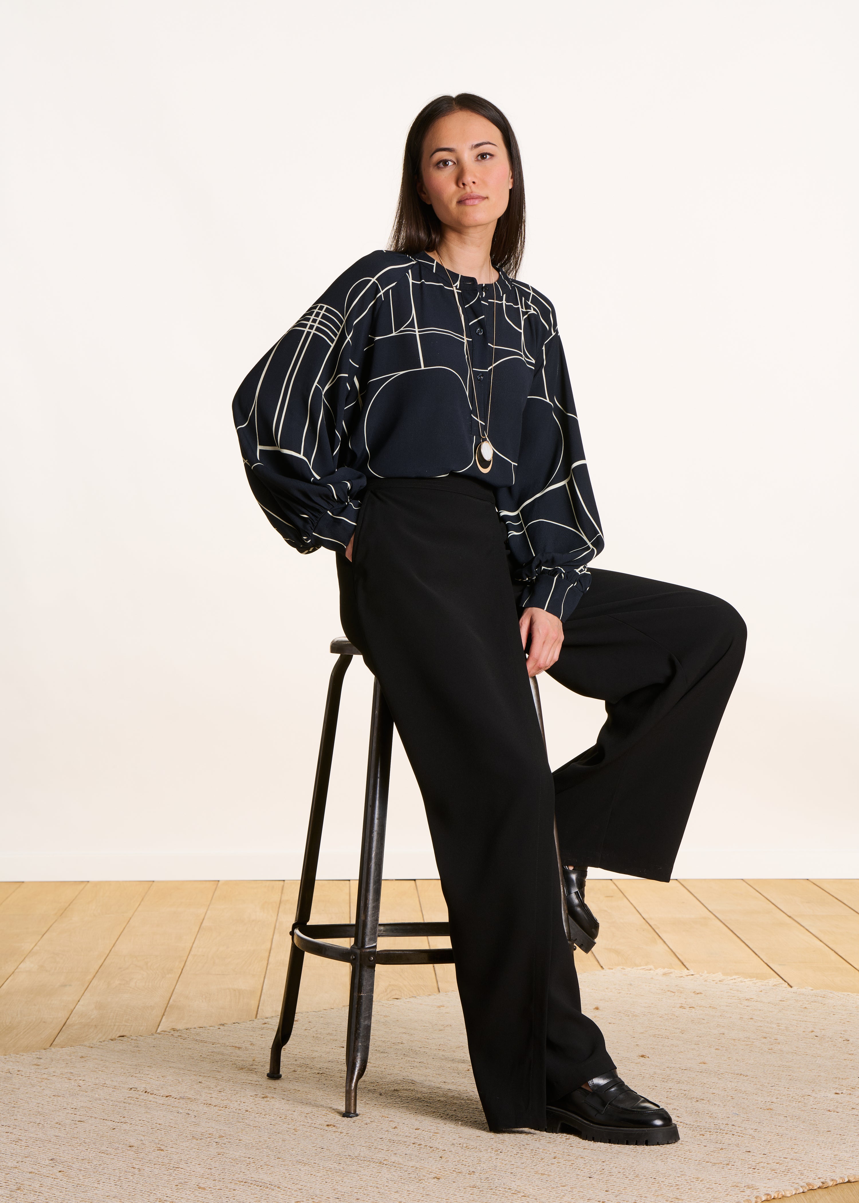 Top oversize nero maniche lunghe con stampa