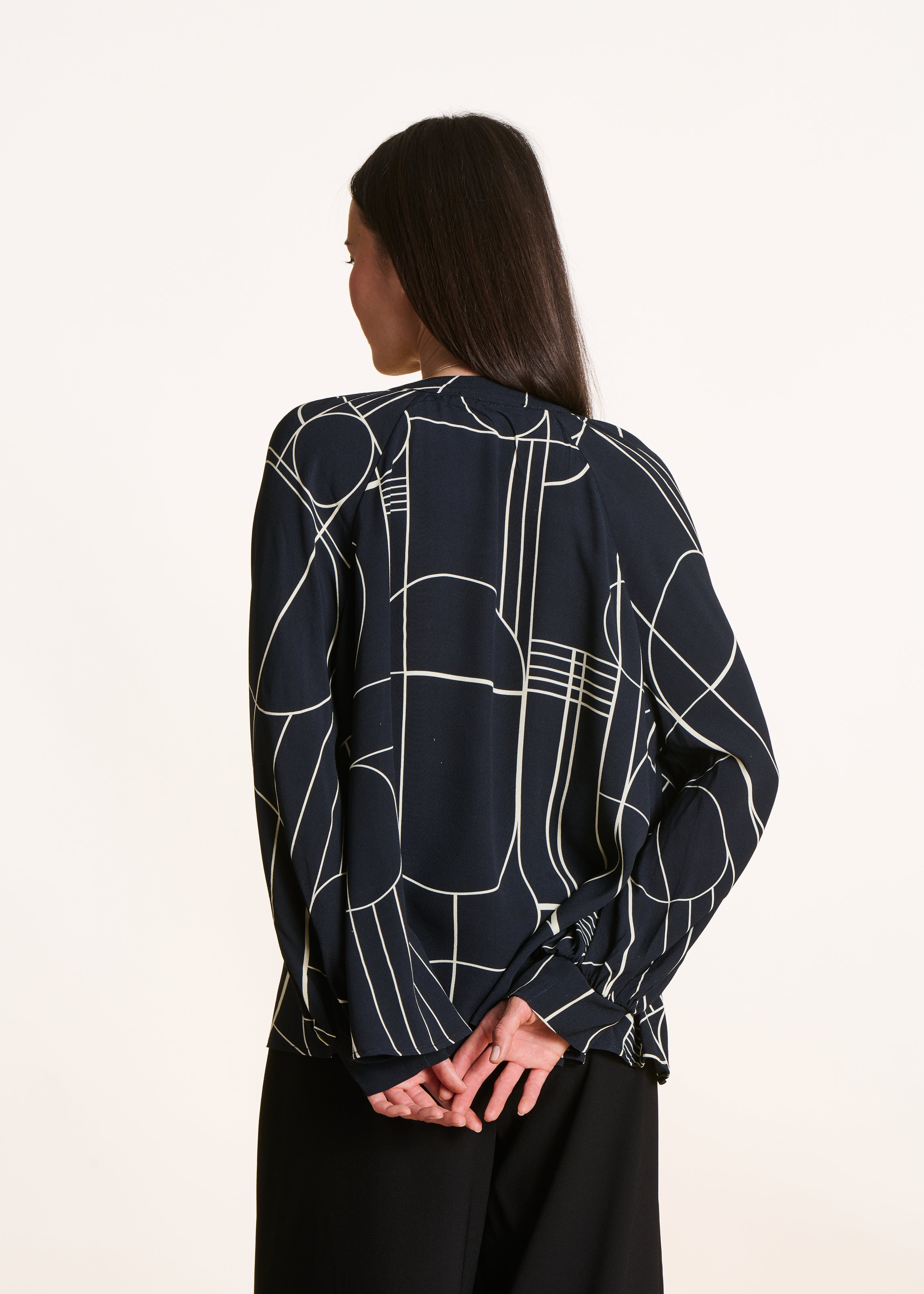 Top oversize nero maniche lunghe con stampa