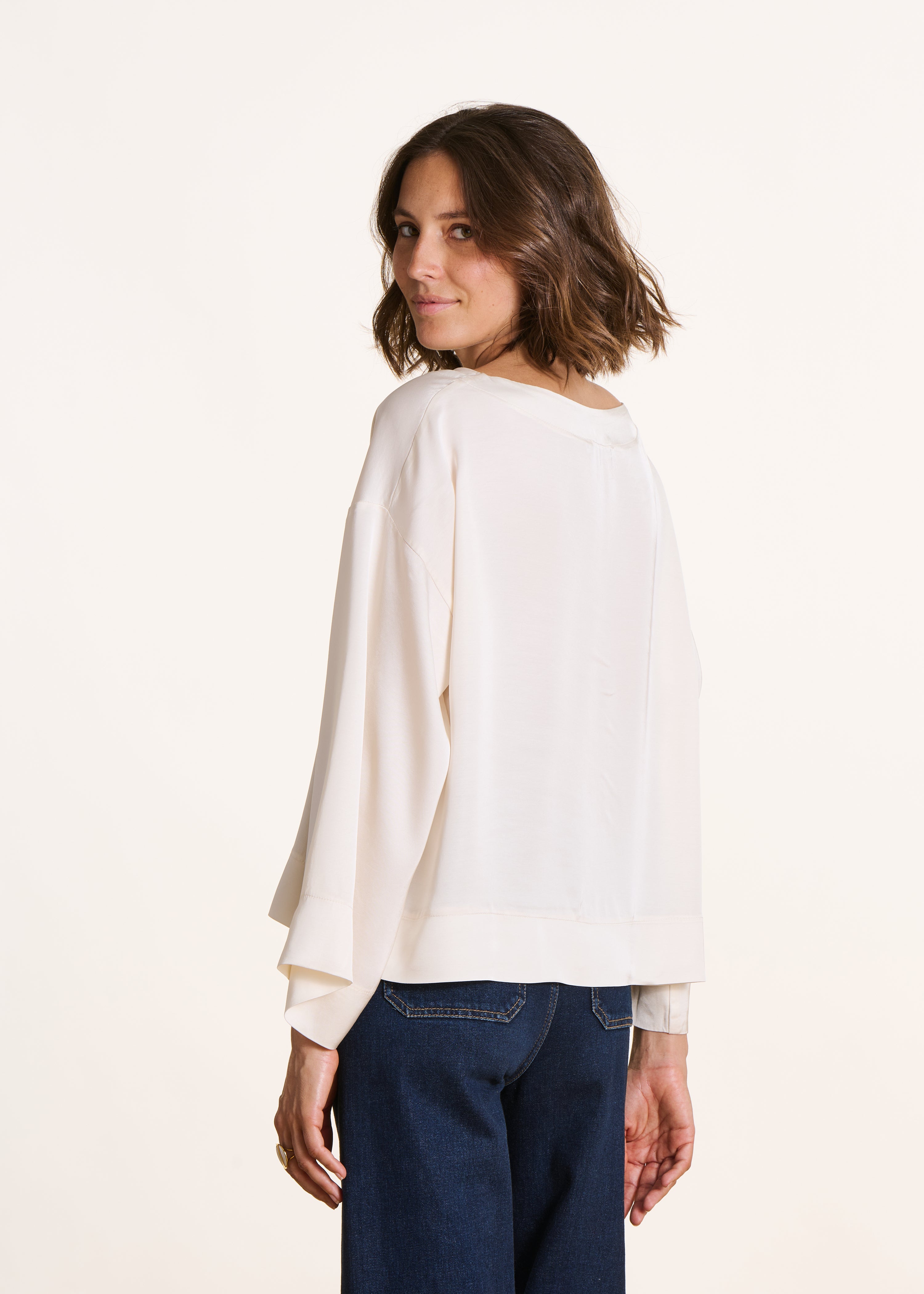 Witte ruime satijnen top met lange mouwen