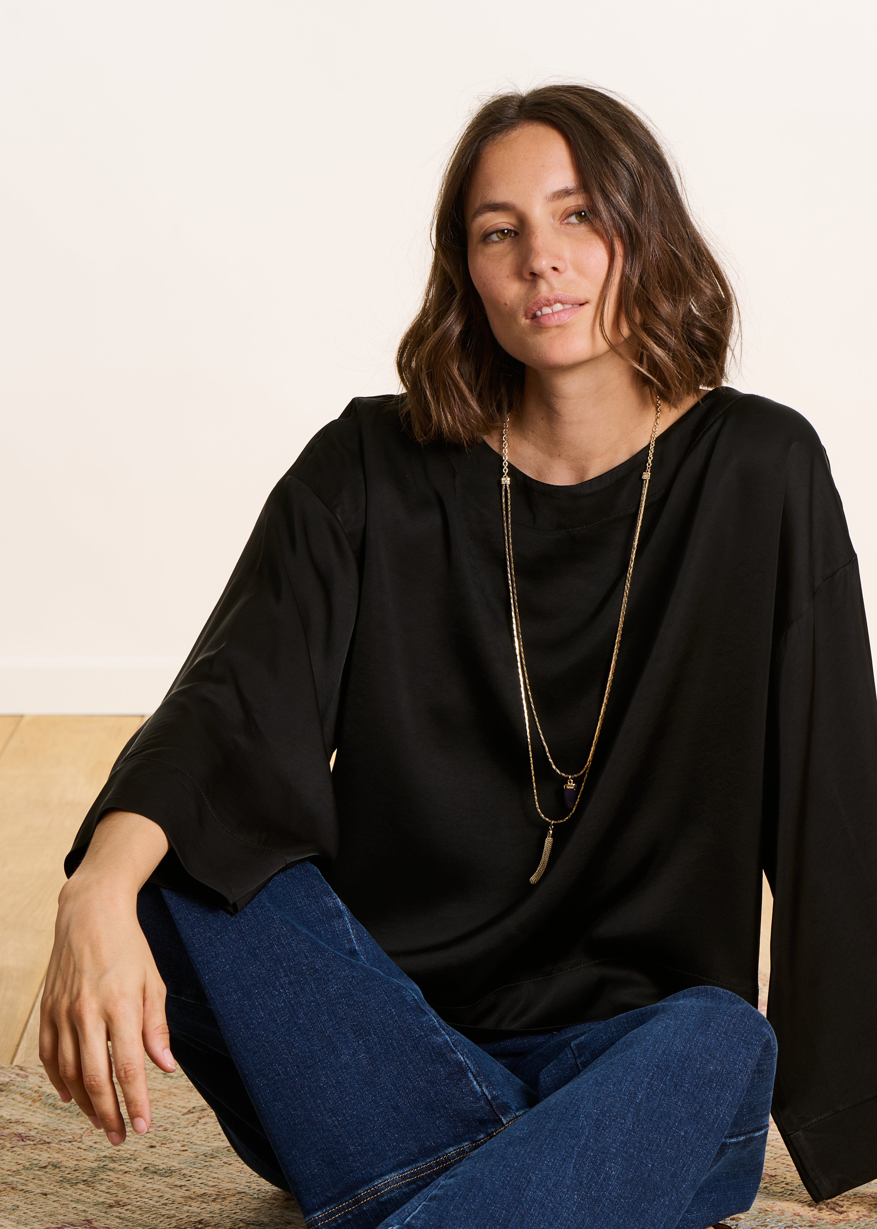 Weites schwarzes Satin-Top mit langen Ärmeln