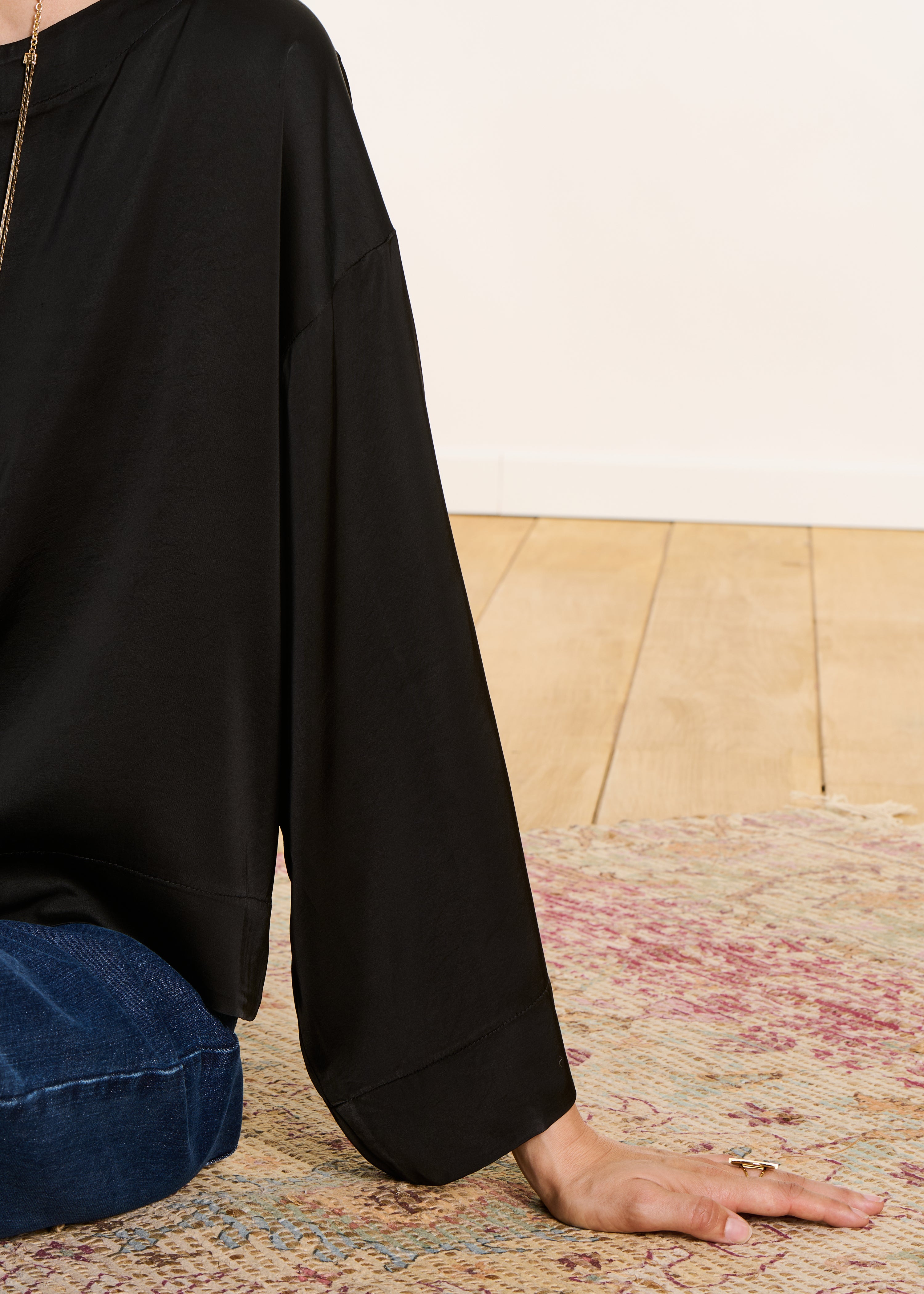 Weites schwarzes Satin-Top mit langen Ärmeln