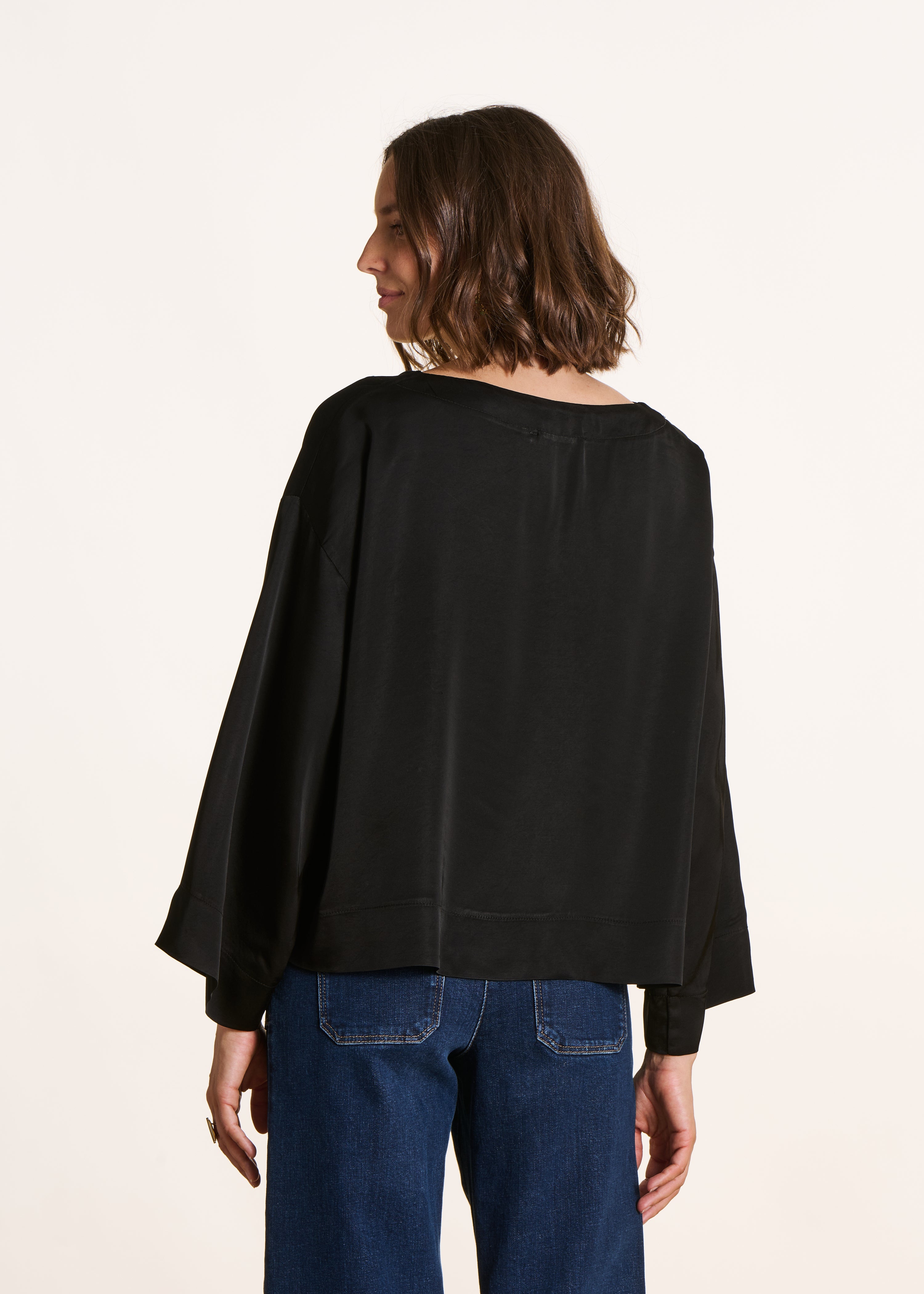 Weites schwarzes Satin-Top mit langen Ärmeln