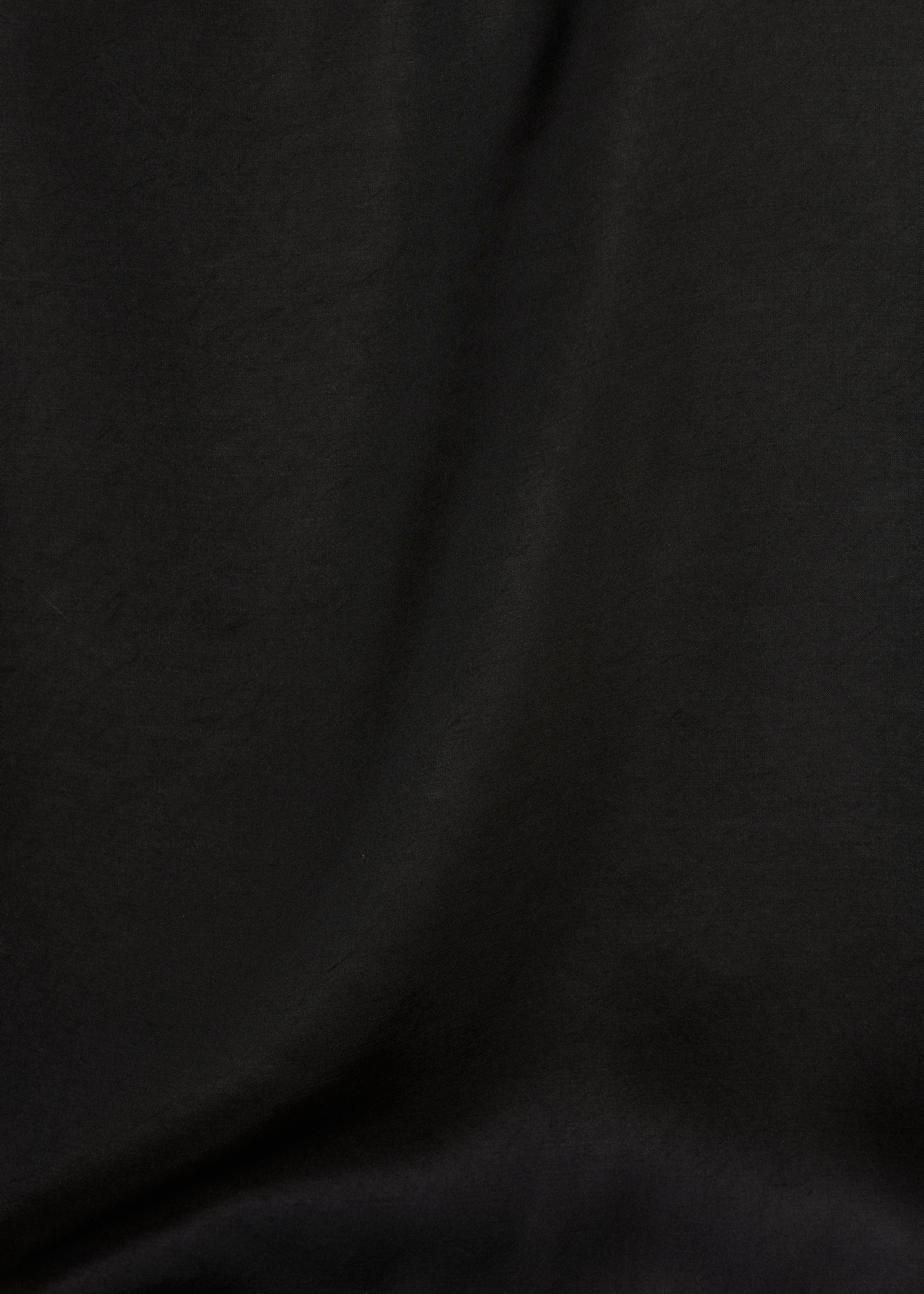 Weites schwarzes Satin-Top mit langen Ärmeln