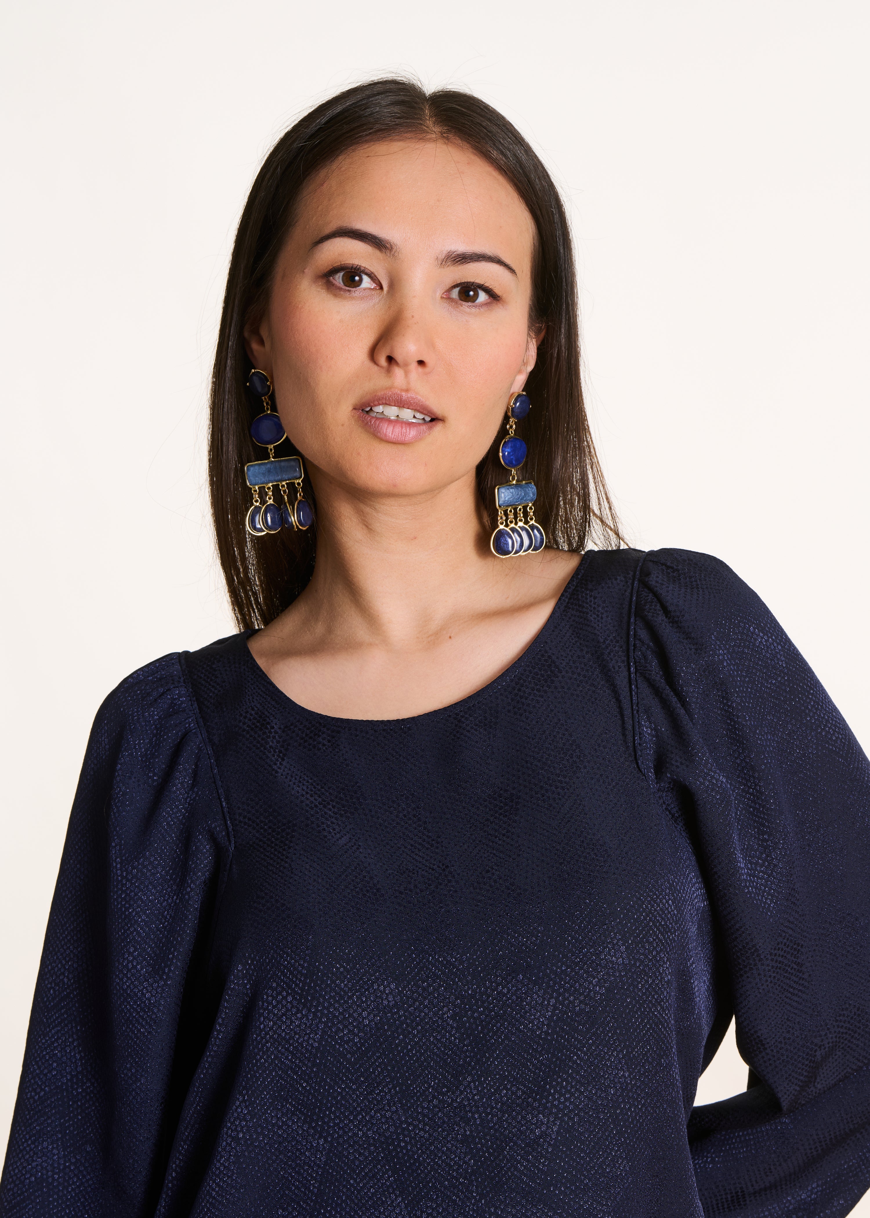 Navy blue fluid top with long sleeves and round neckline