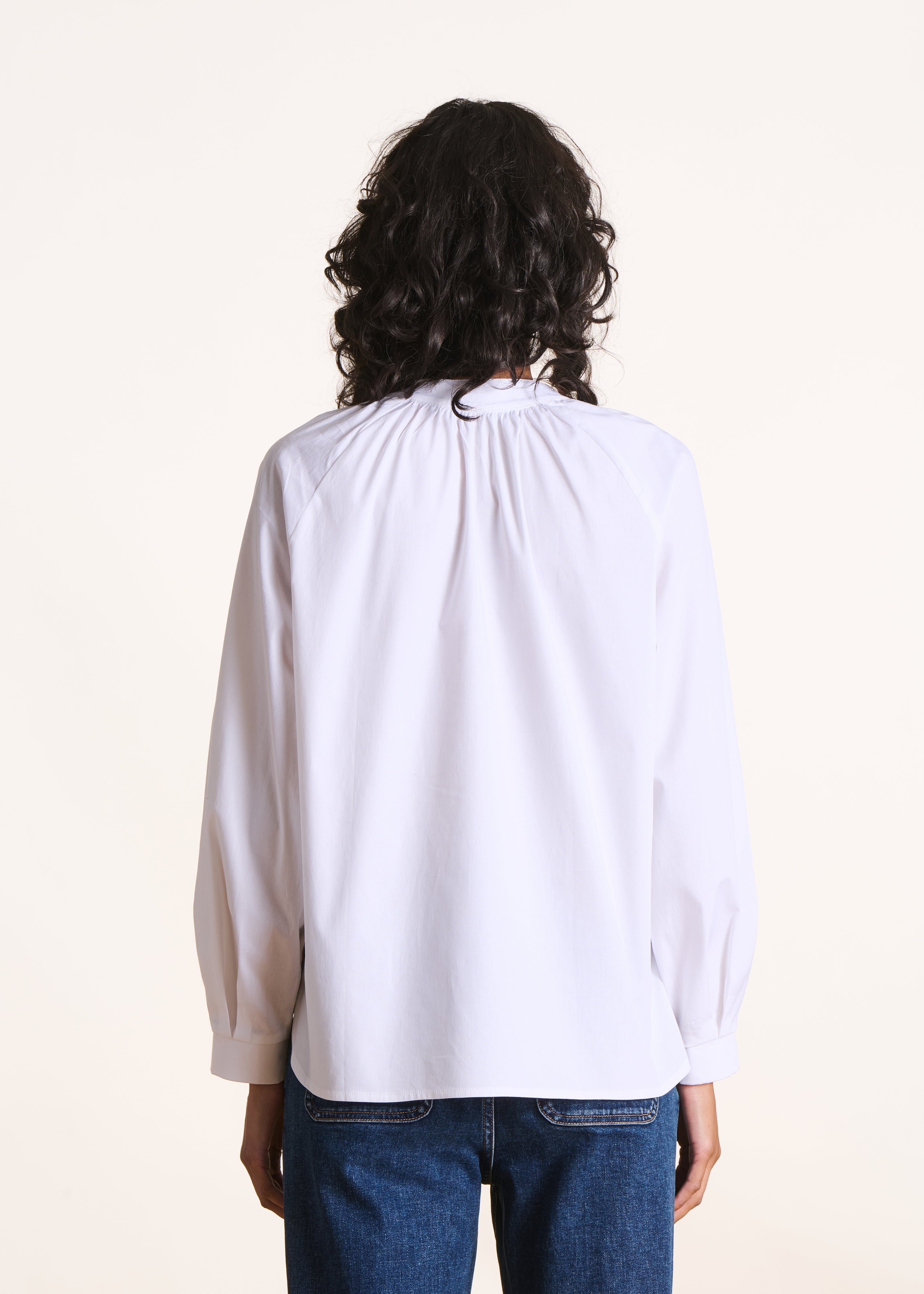 Top amplio blanco de algodón con mangas largas