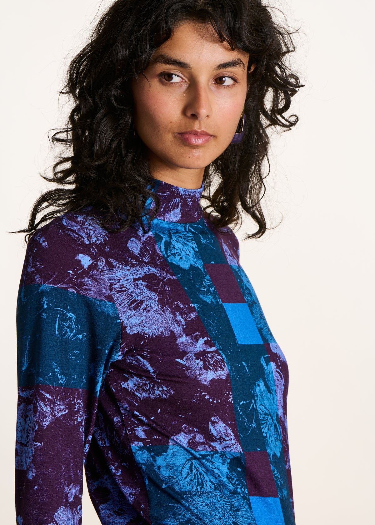 Blaues und pflaumenfarbenes T-Shirt mit Print und langen Ärmeln