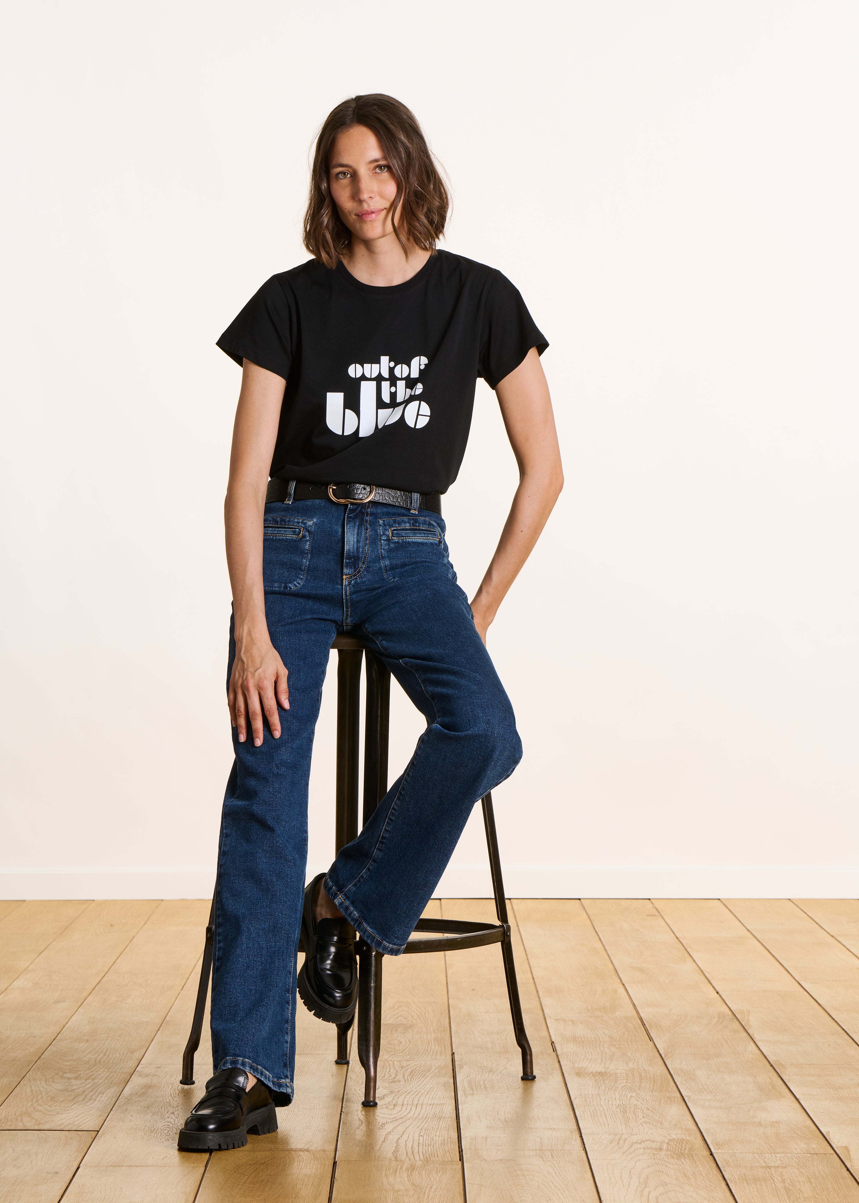 Lockeres T-Shirt schwarz mit Statement aus Bio-Baumwolle, kurze Ärmel