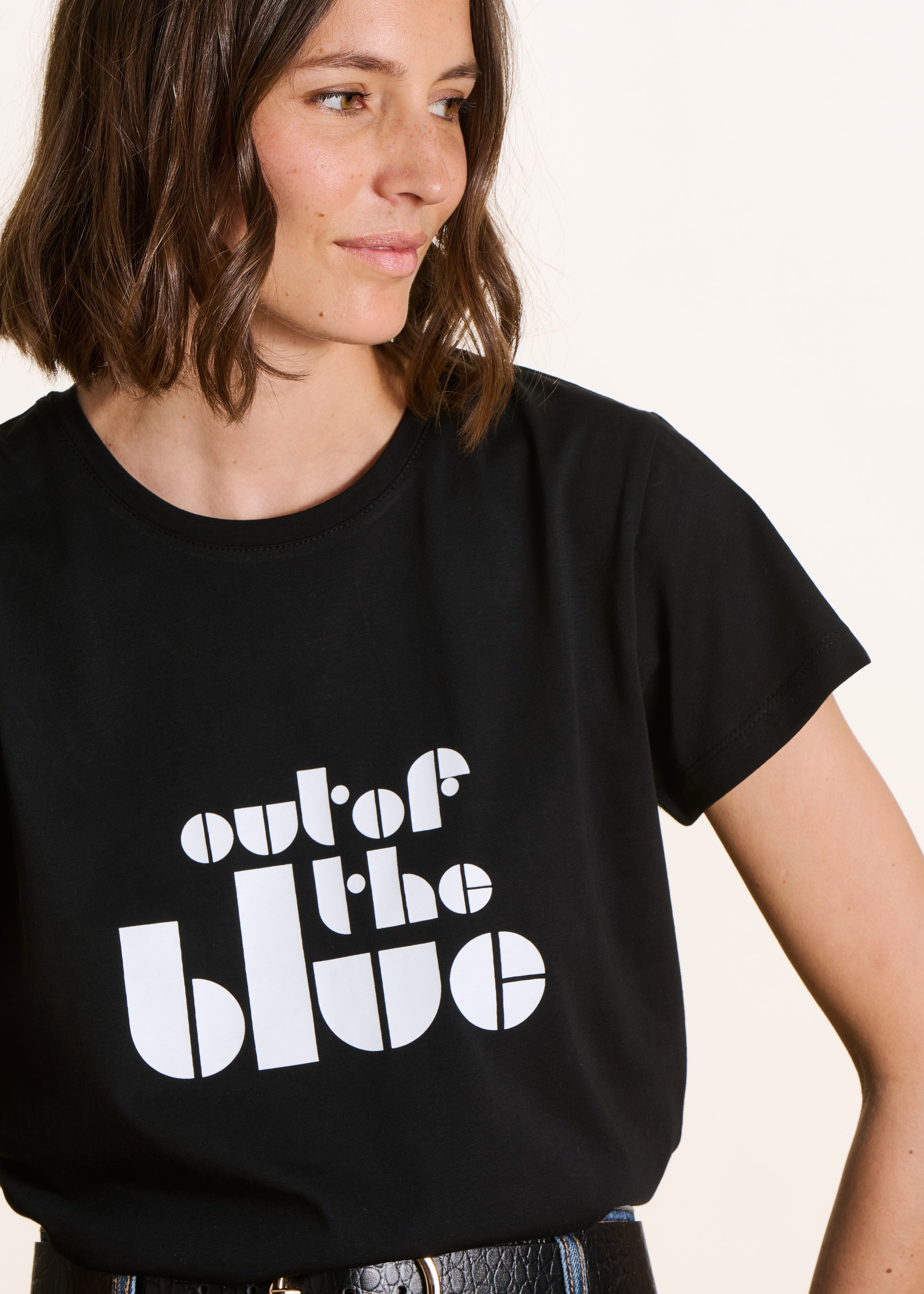 Lockeres T-Shirt schwarz mit Statement aus Bio-Baumwolle, kurze Ärmel