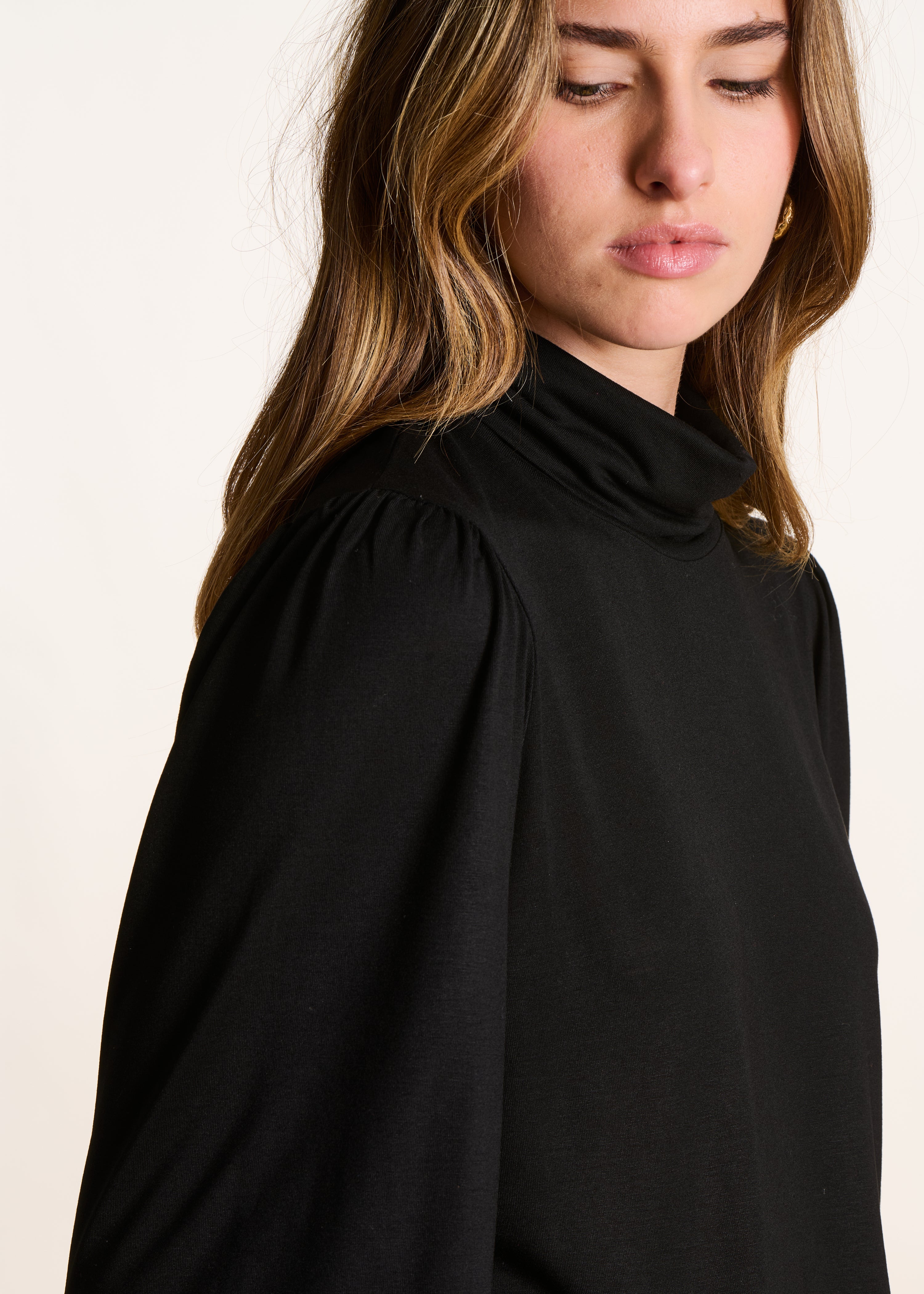 Weites schwarzes T-Shirt mit Rollkragen und langen Ärmeln