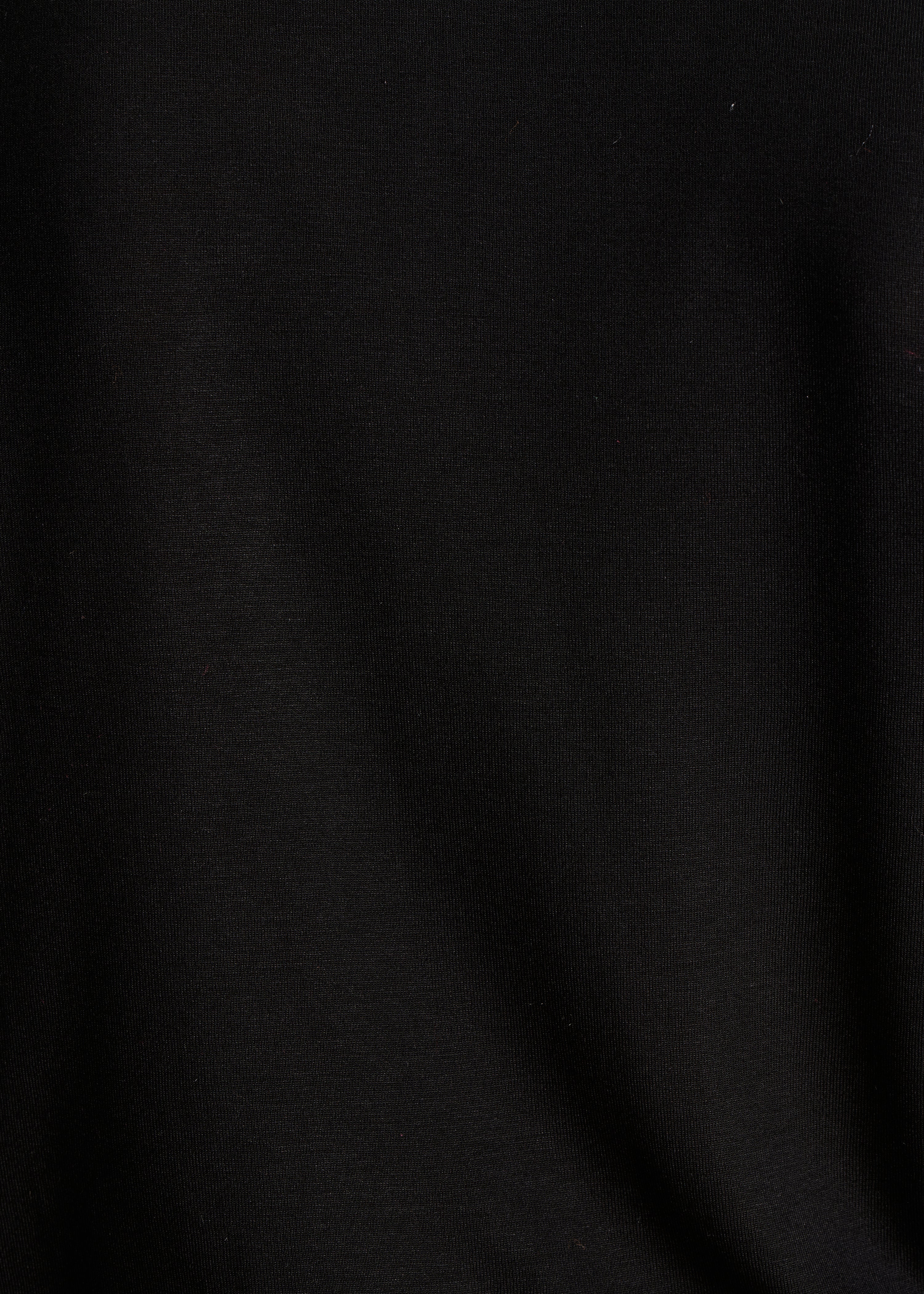 Weites schwarzes T-Shirt mit Rollkragen und langen Ärmeln