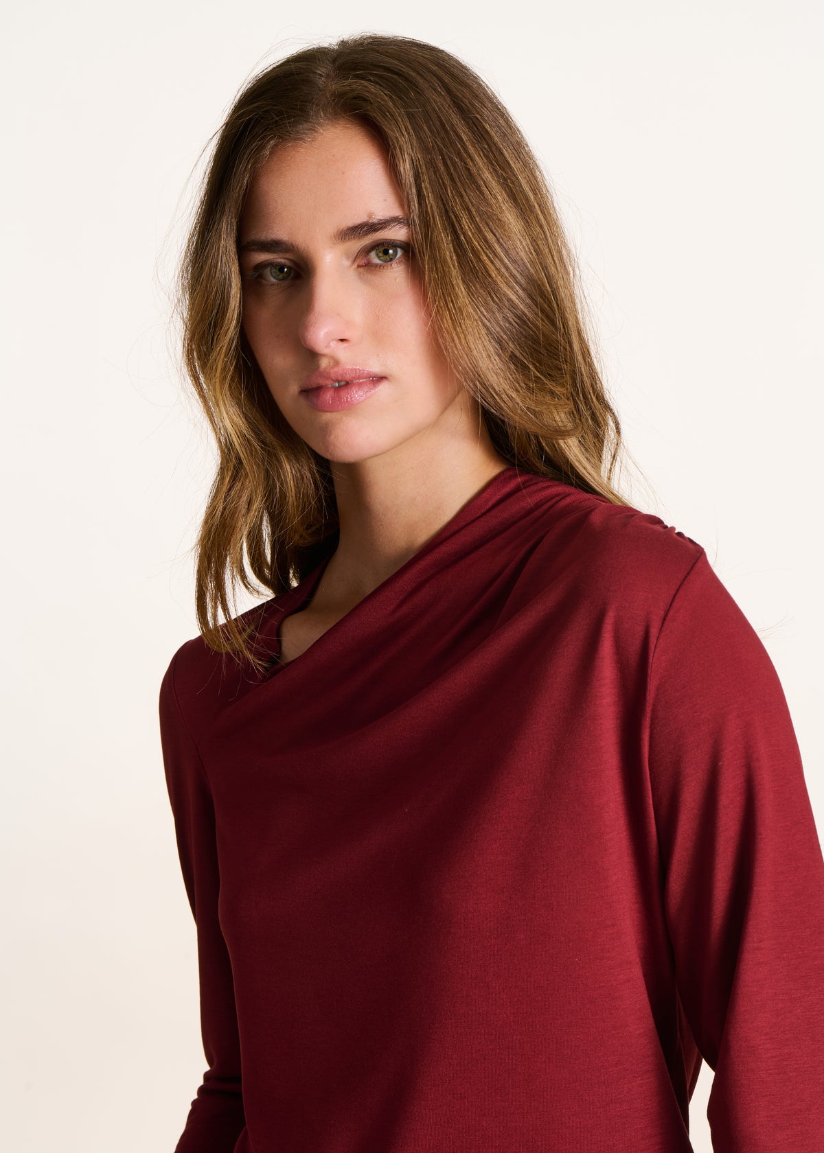 Bordeauxfarbenes fließendes T-Shirt mit asymmetrischem Ausschnitt und langen Ärmeln