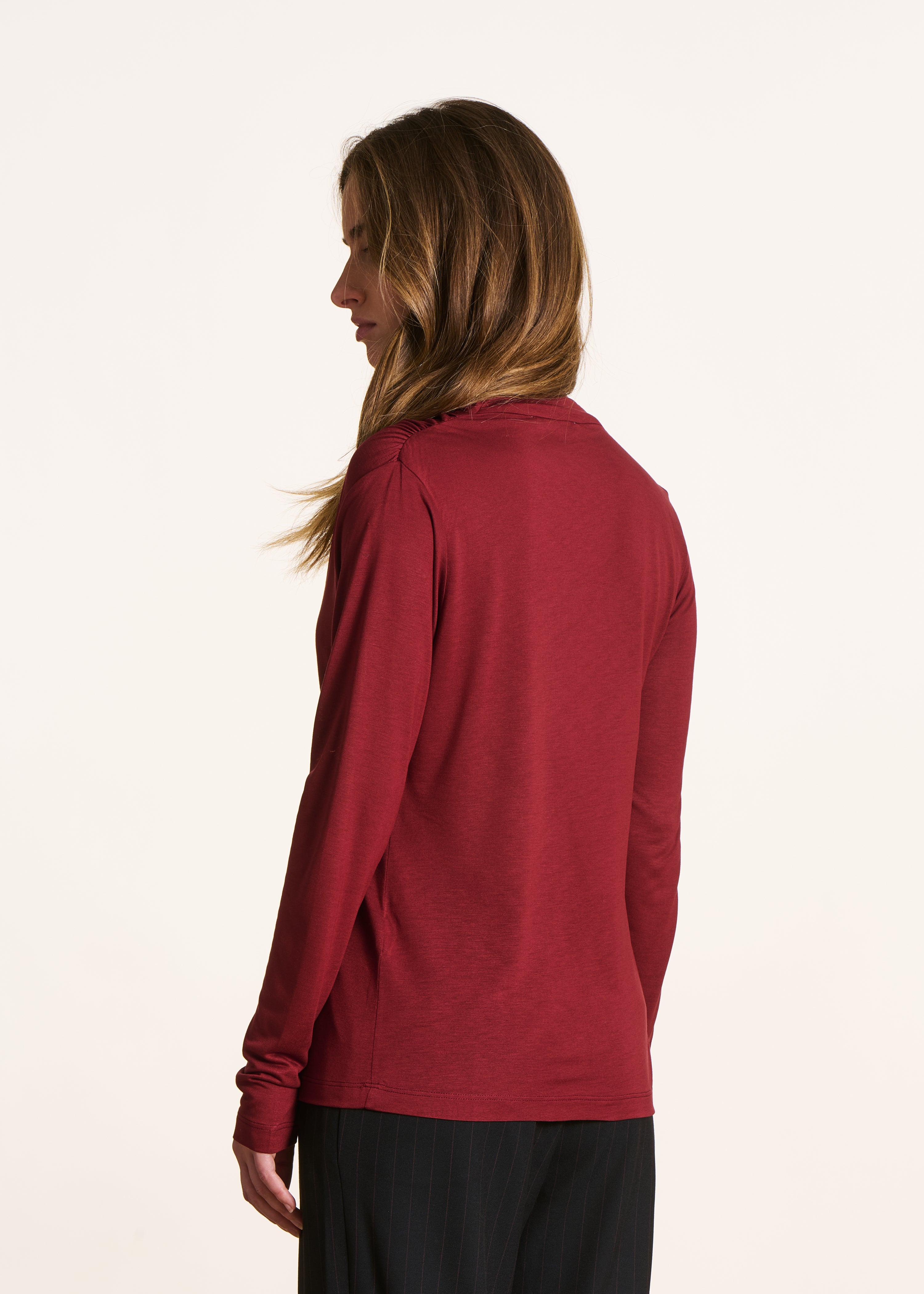 Bordeauxfarbenes fließendes T-Shirt mit asymmetrischem Ausschnitt und langen Ärmeln